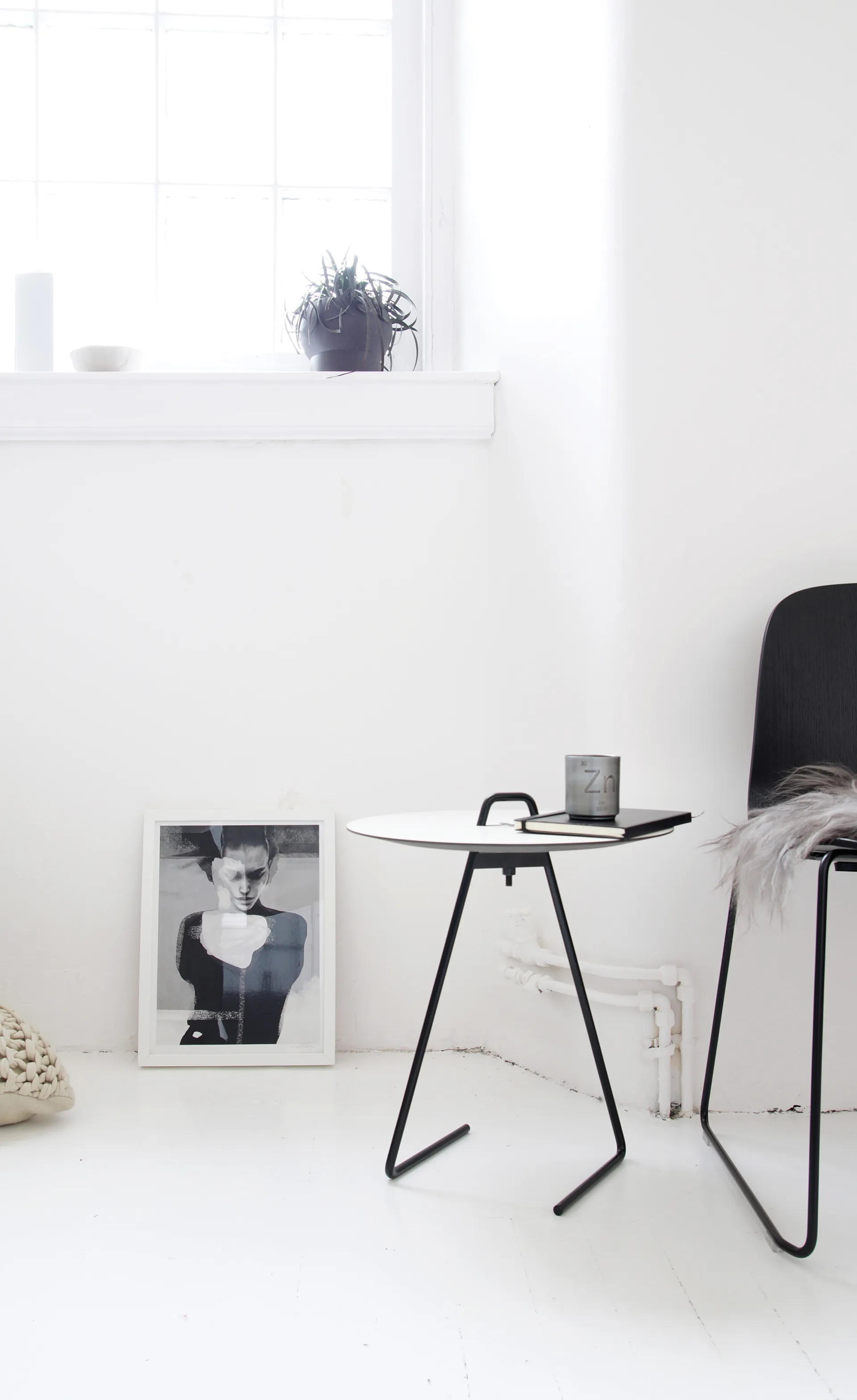 Portable side table Ø45 cm, Black. White MOEBE