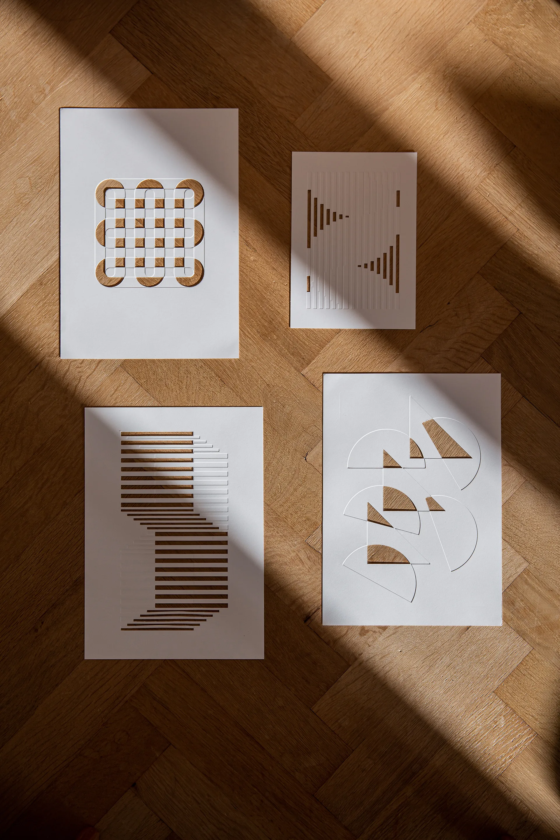 Relief artwork circles & squares 21x29.7 cm, Off White MOEBE