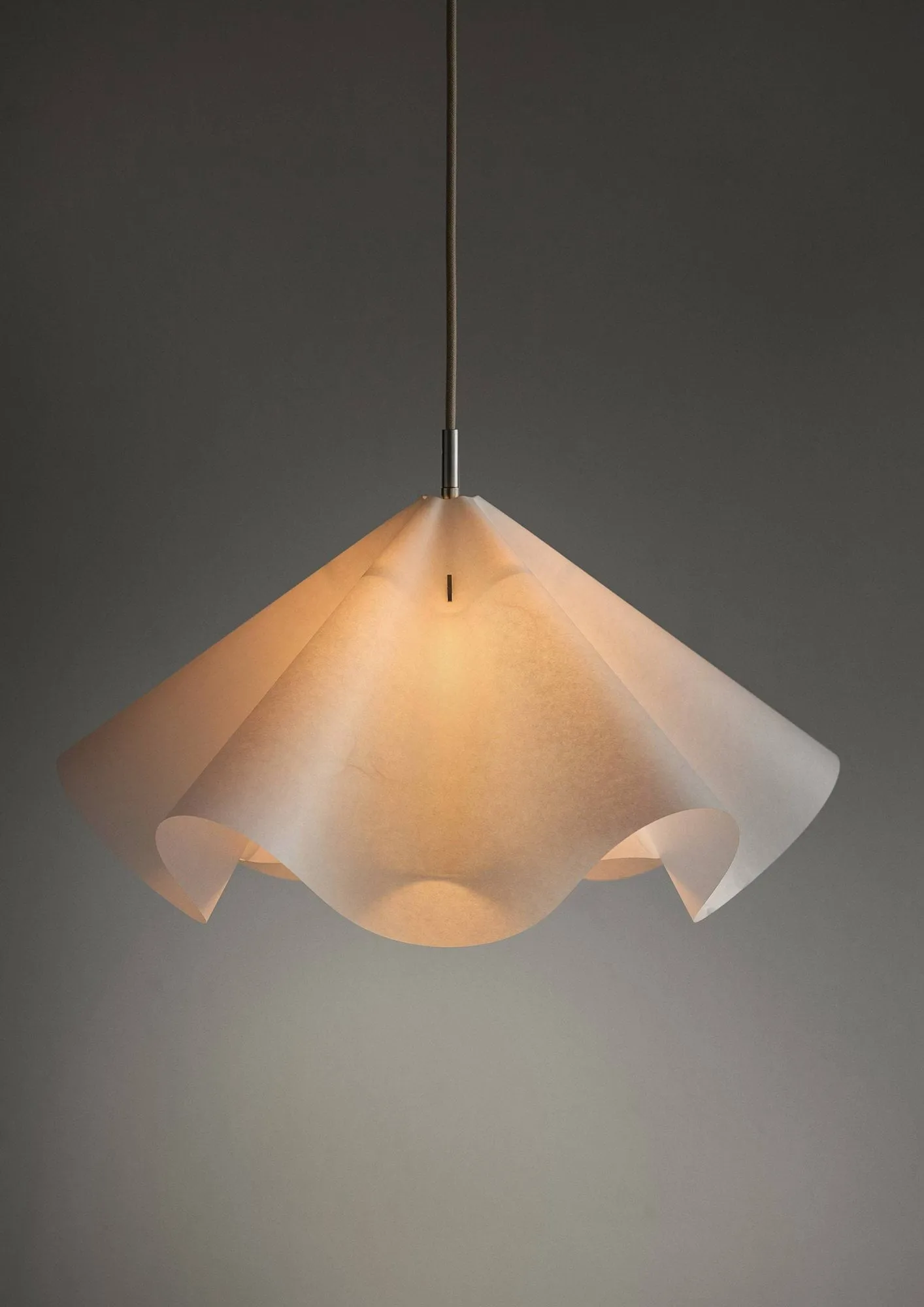 Sinuate pendant lamp, White-brass, medium Ø60x30 cm MOEBE