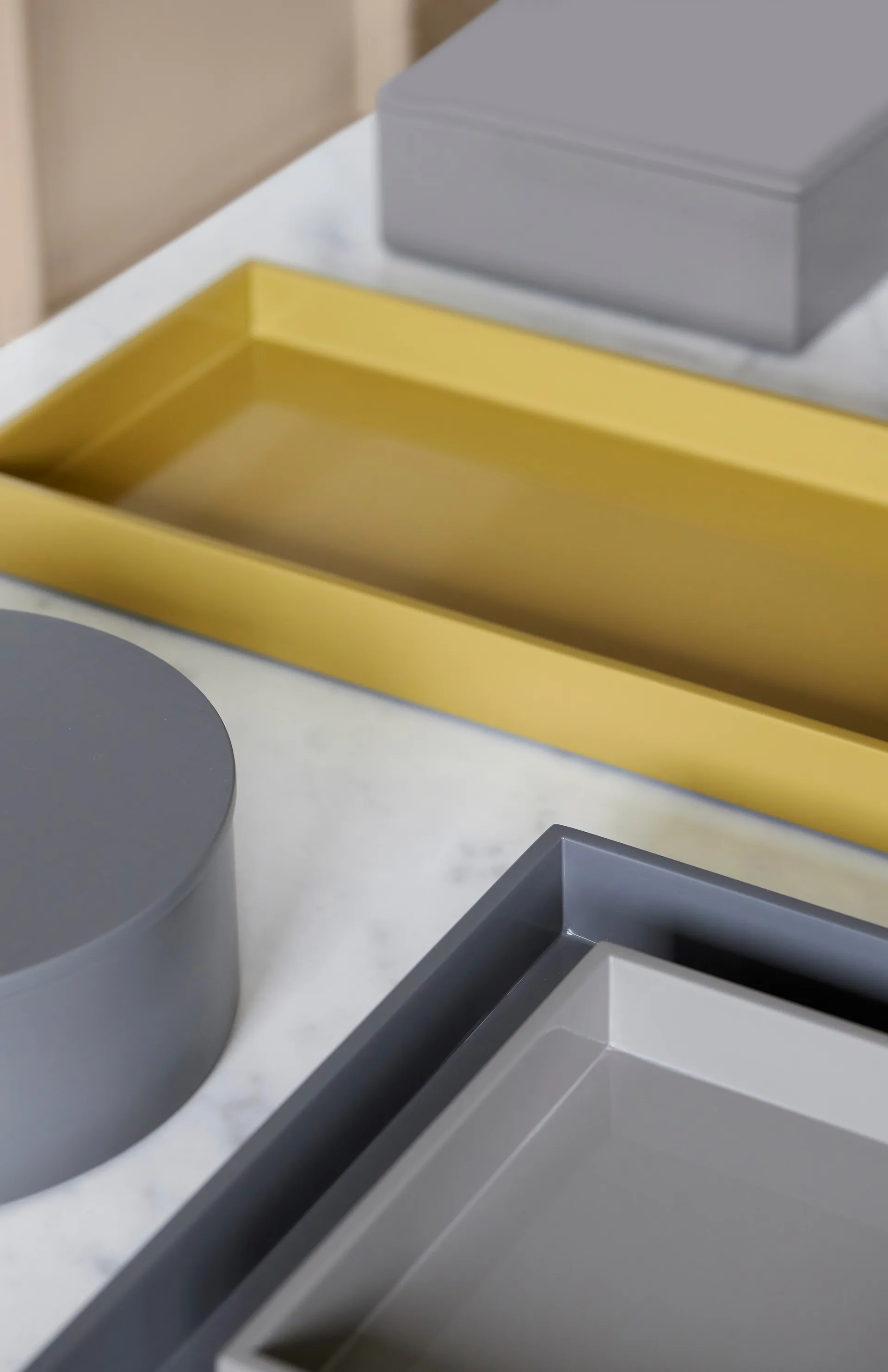 Lux lacquered serving tray 40x40x4 cm, Dark grey Mojoo