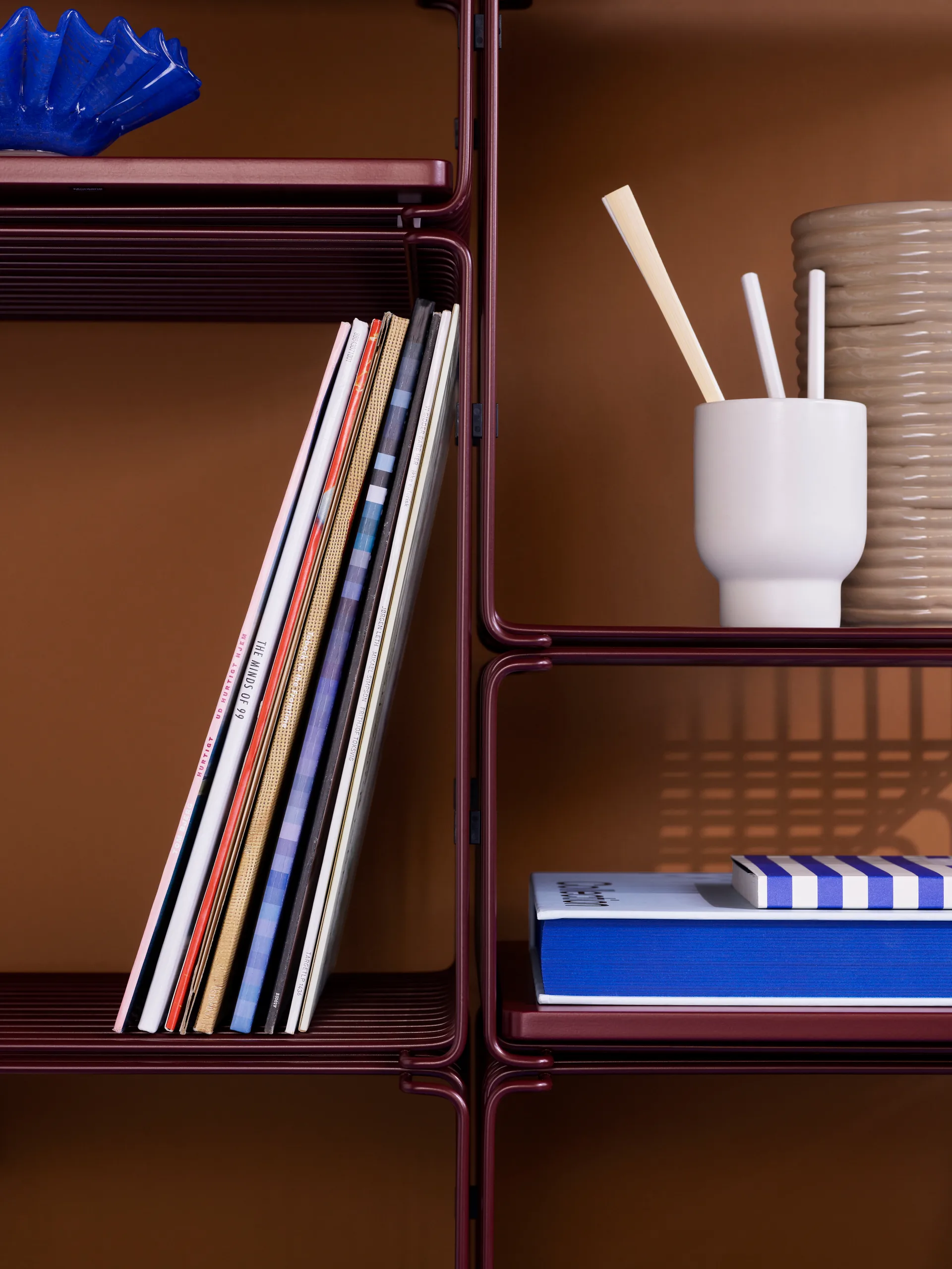 Panton Wire Single shelf 34,8x34,8x25,7 cm, Black red Montana