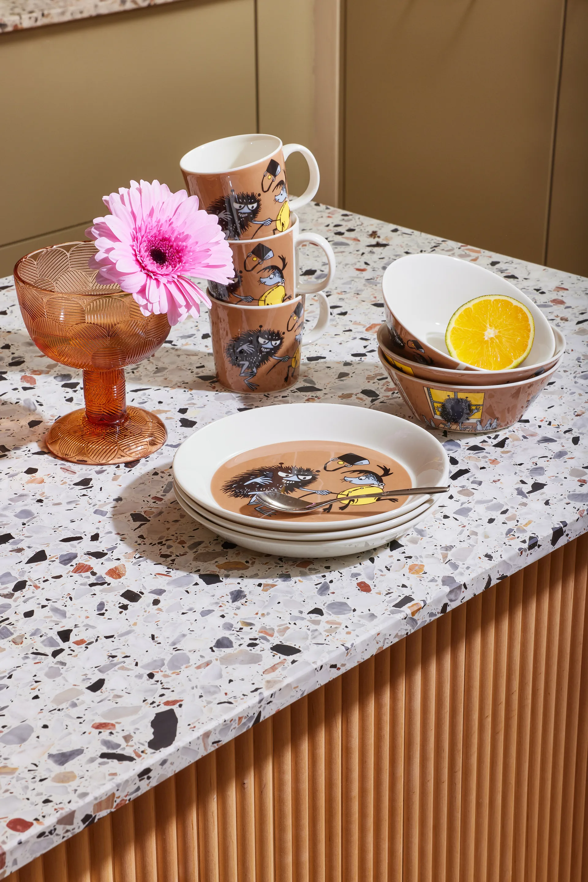 Stinky in action Moomin plate, Brown arabia moomin,moomin arabia