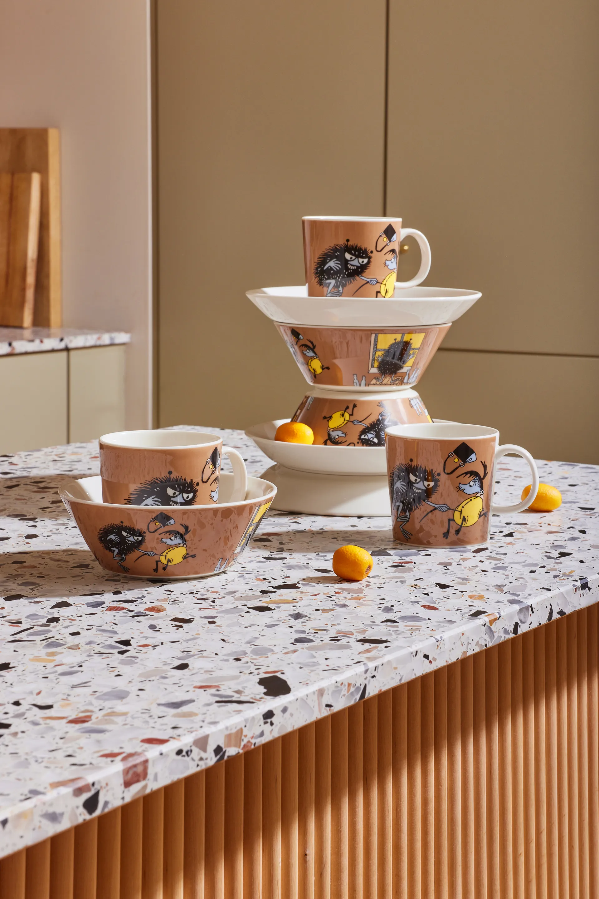 Stinky in action Moomin plate, Brown arabia moomin,moomin arabia