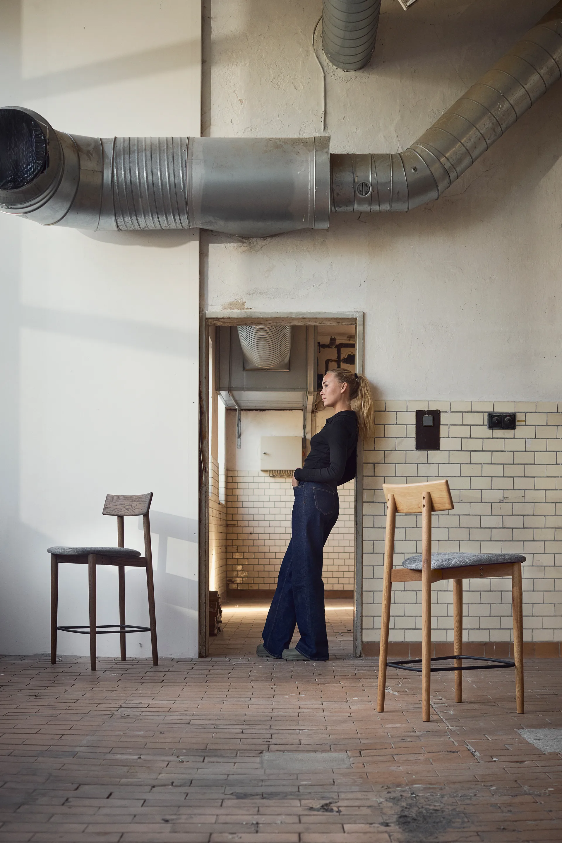 Tetra bar stool, Concrete-colored fabric–natural oiled oak MUUBS