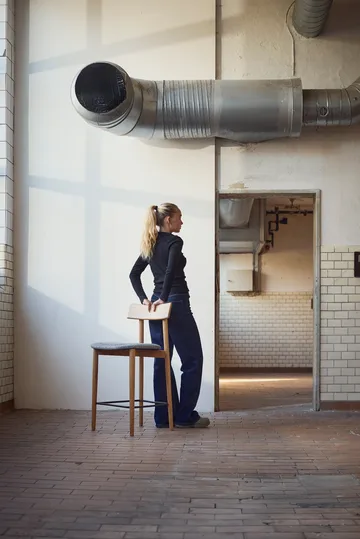 Tetra bar stool - Concrete-colored fabric–natural oiled oak - MUUBS