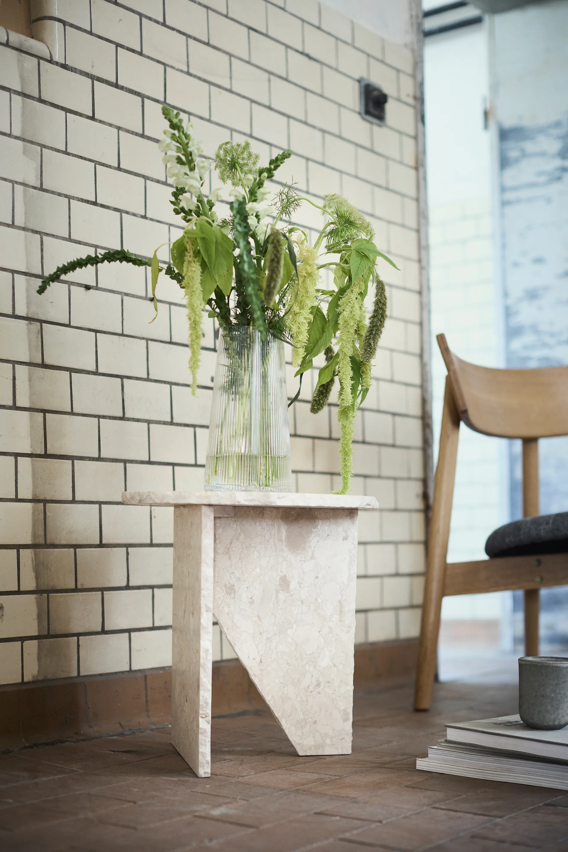 Tetra lounge chair, Concrete-colored fabric–natural oiled oak MUUBS