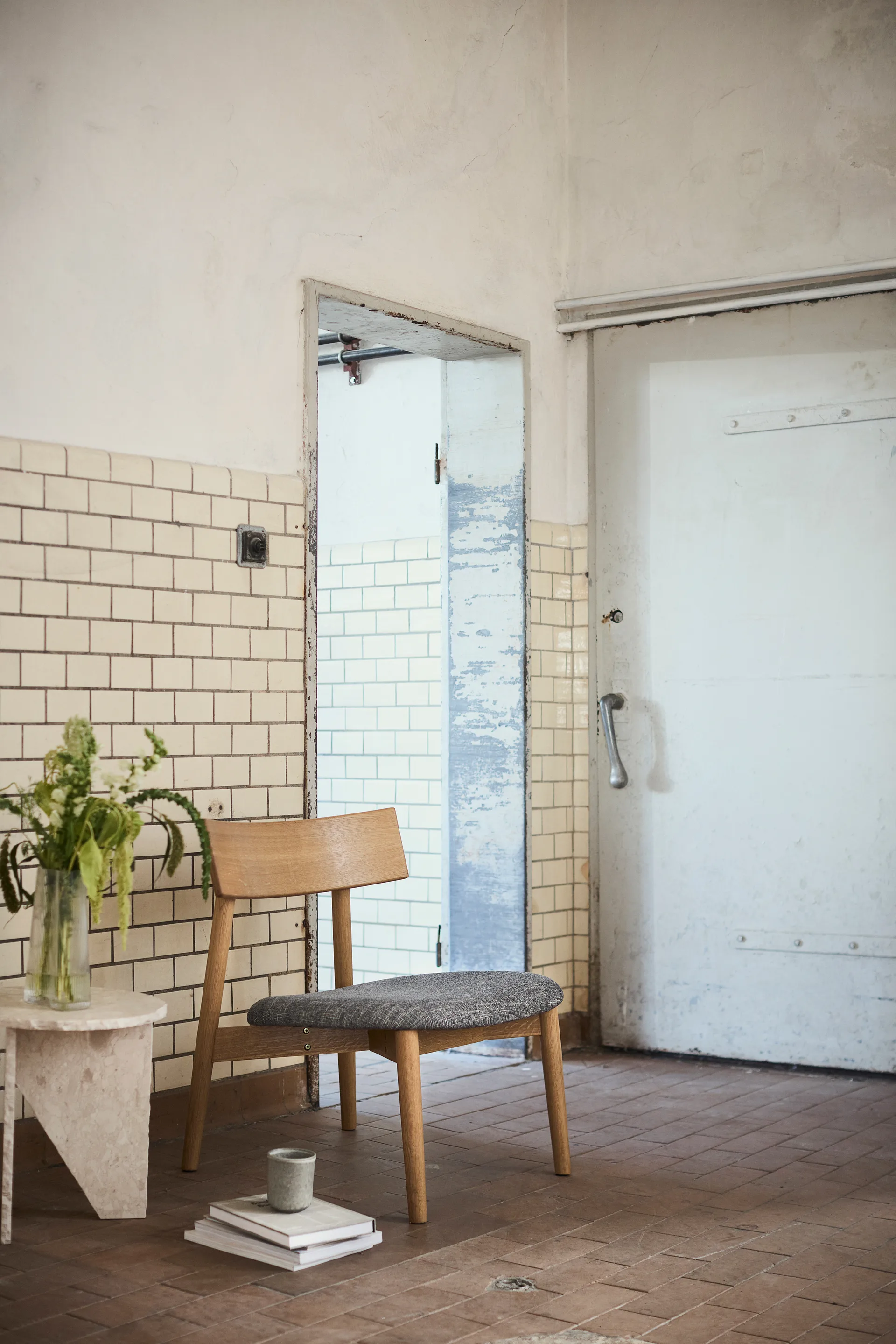 Tetra lounge chair, Concrete-colored fabric–natural oiled oak MUUBS