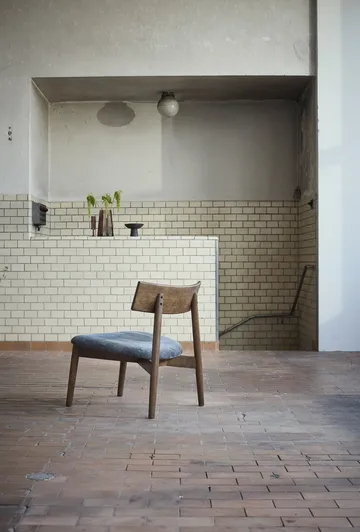 Tetra lounge chair - Granite-colored fabric–dark oiled oak - MUUBS