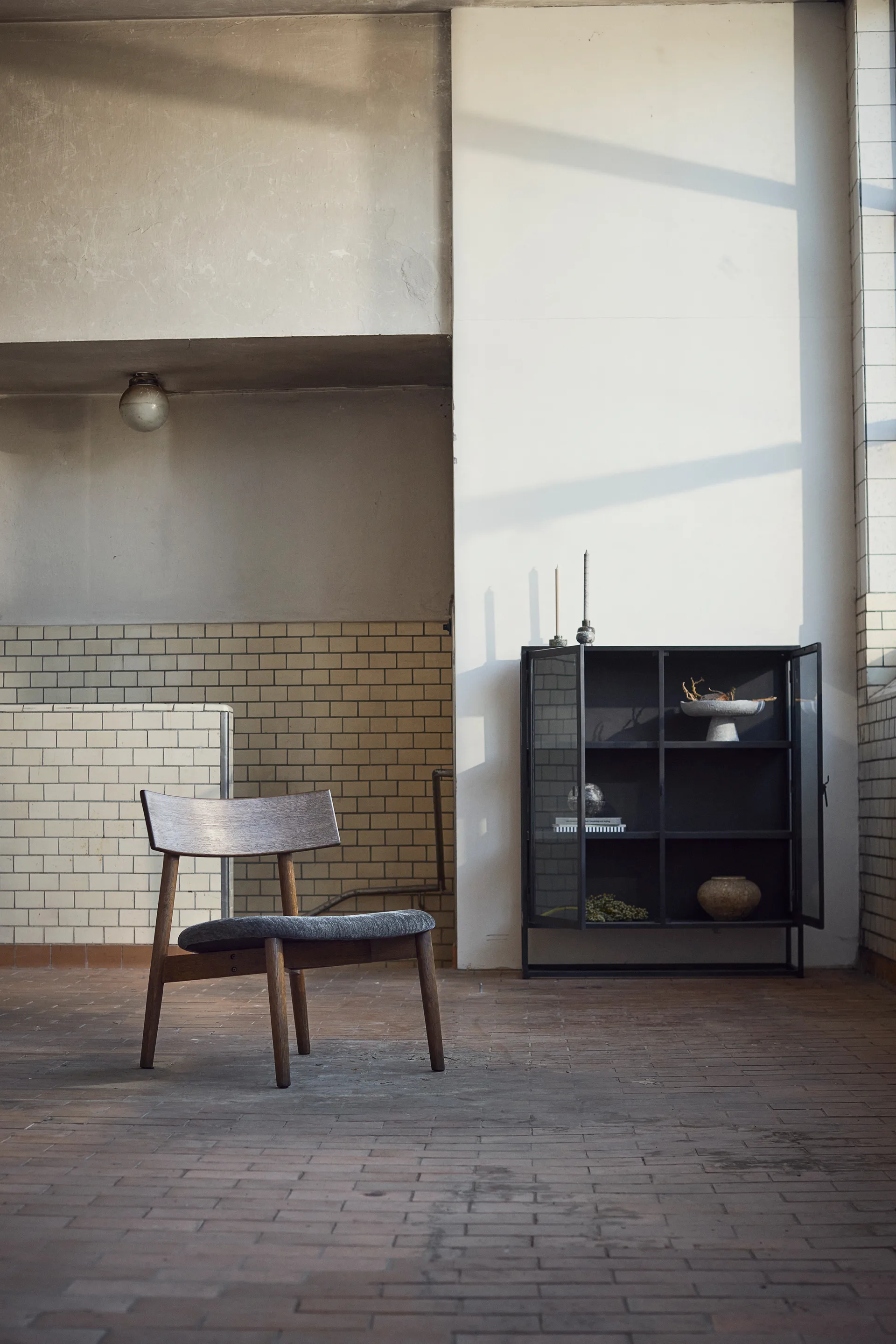 Tetra lounge chair, Granite-colored fabric–dark oiled oak MUUBS