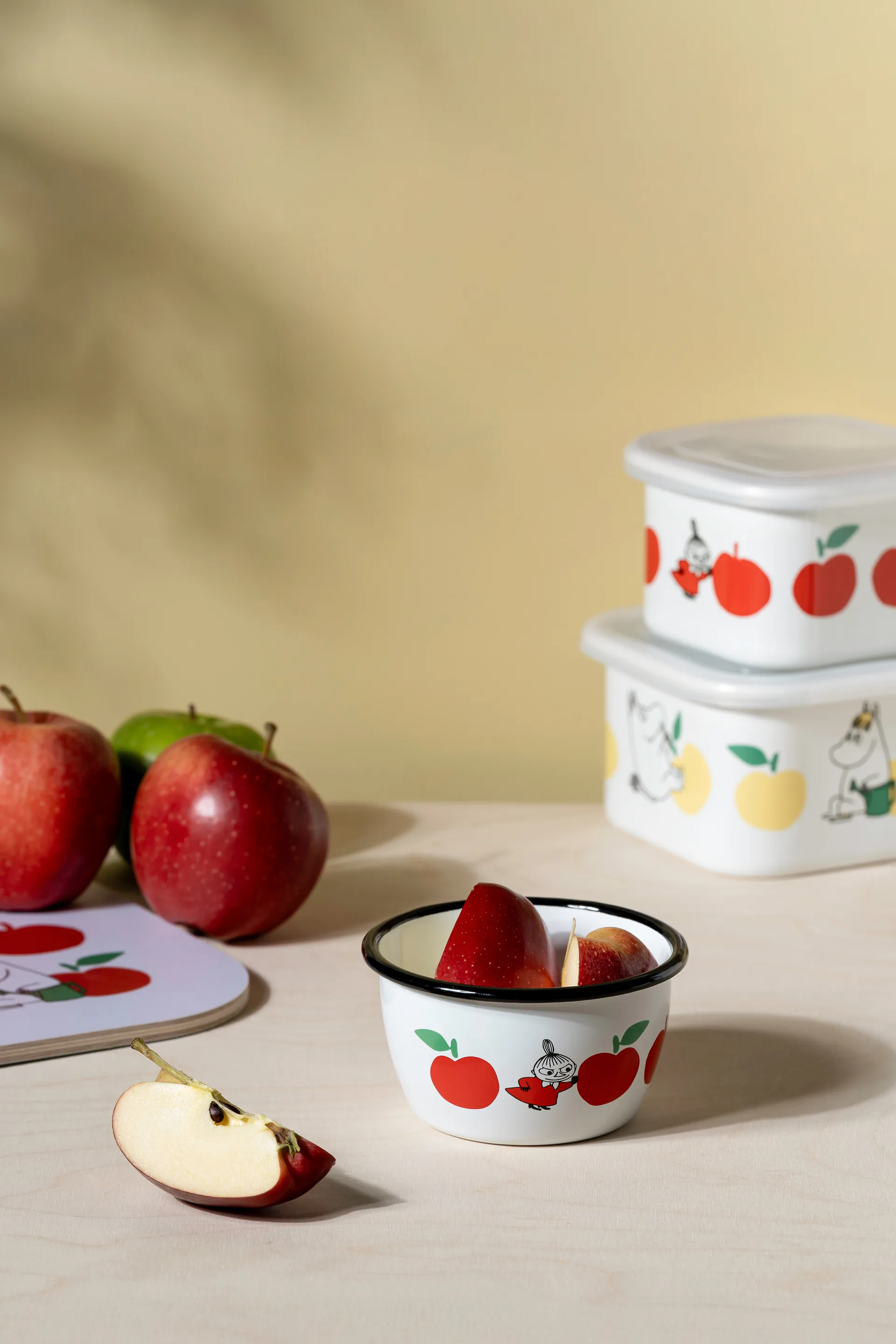 Moomin enamel bowl 30 cl, Joyfull Apples-red Muurla