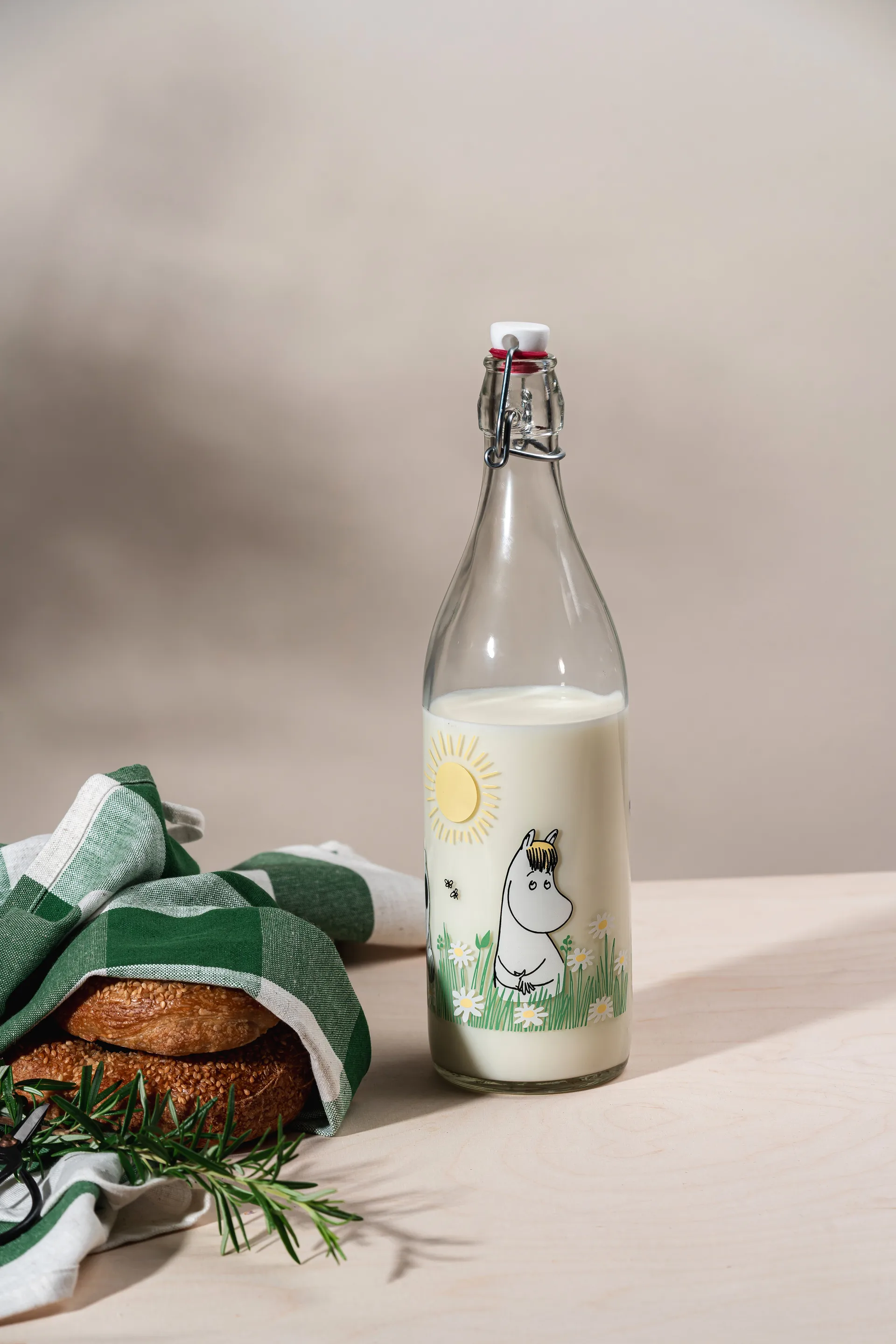 Moomin glass bottle 1 L, Meadow Muurla