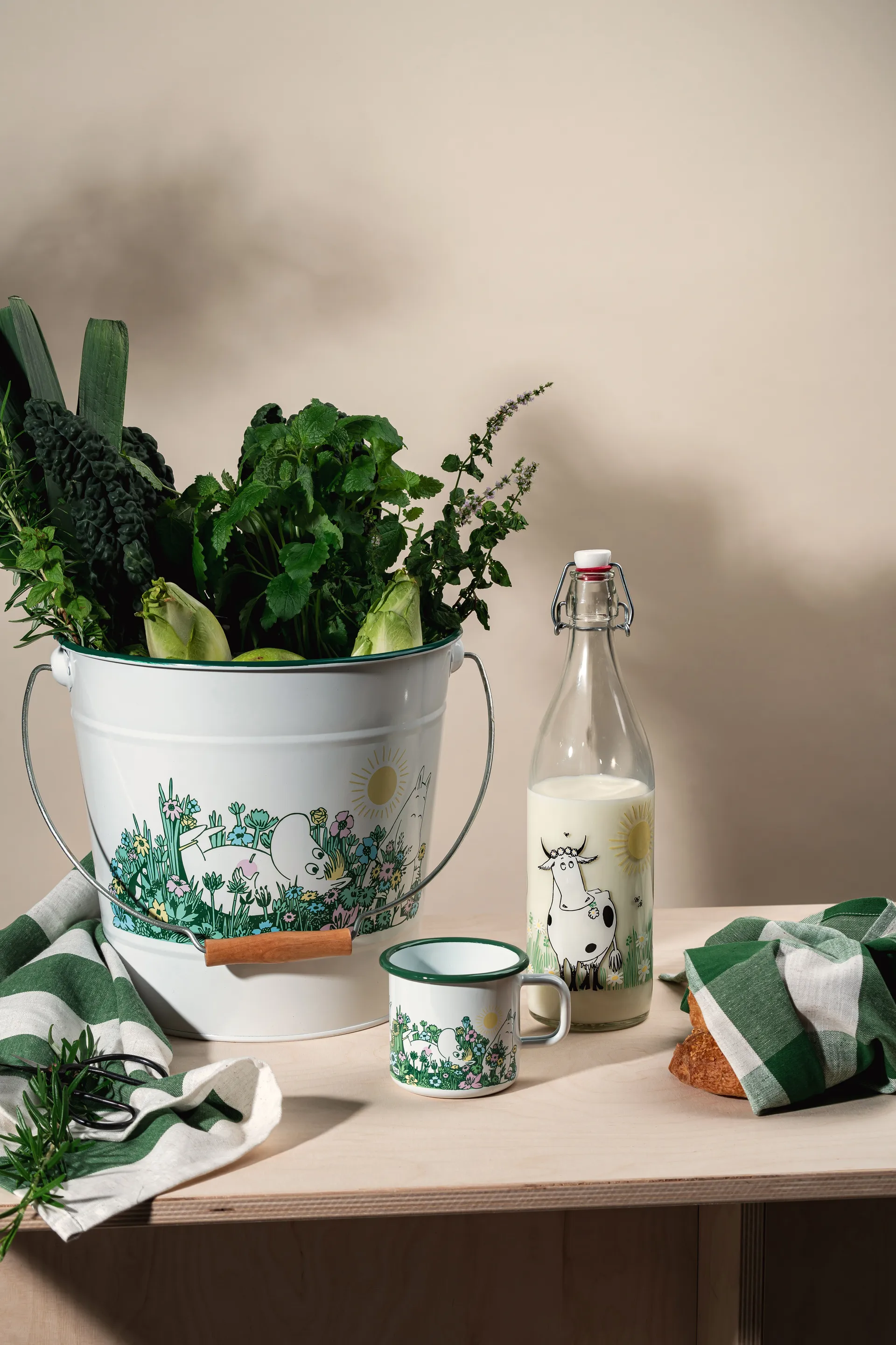 Moomin glass bottle 1 L, Meadow Muurla