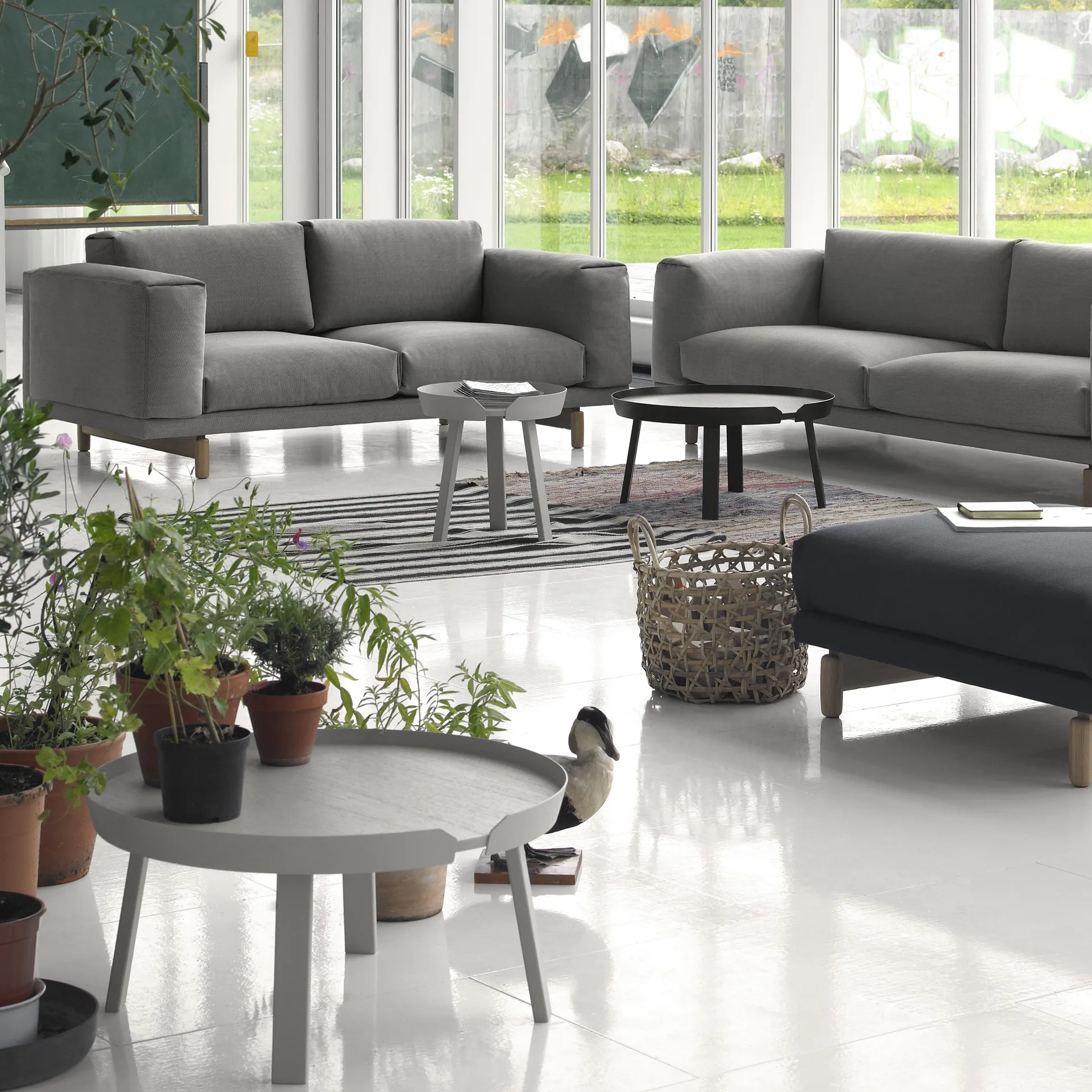 Around table large, Black Muuto