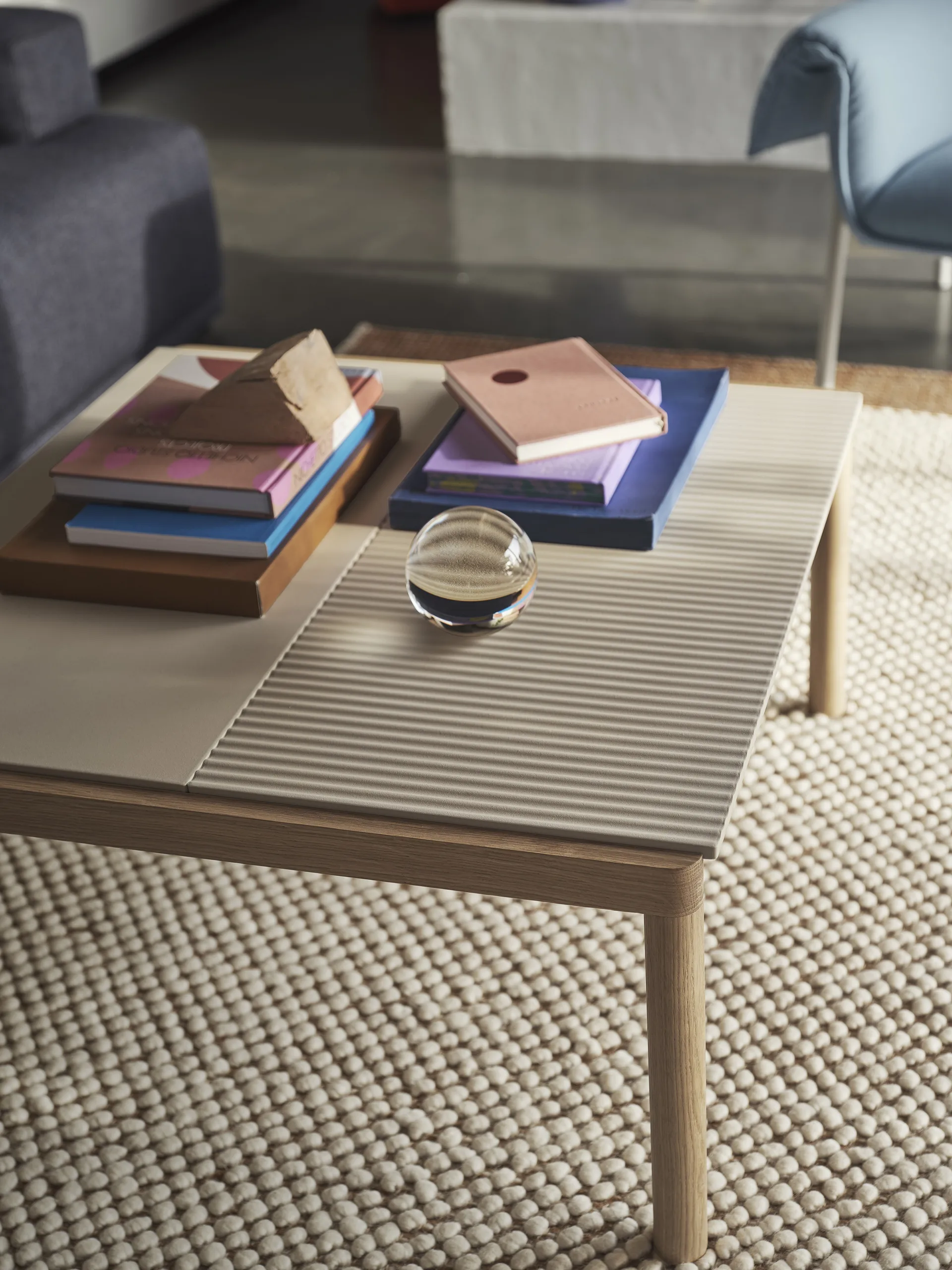Couple 1 Plain-1 Wavy coffee table 80x84x40 cm, Sand-oak Muuto