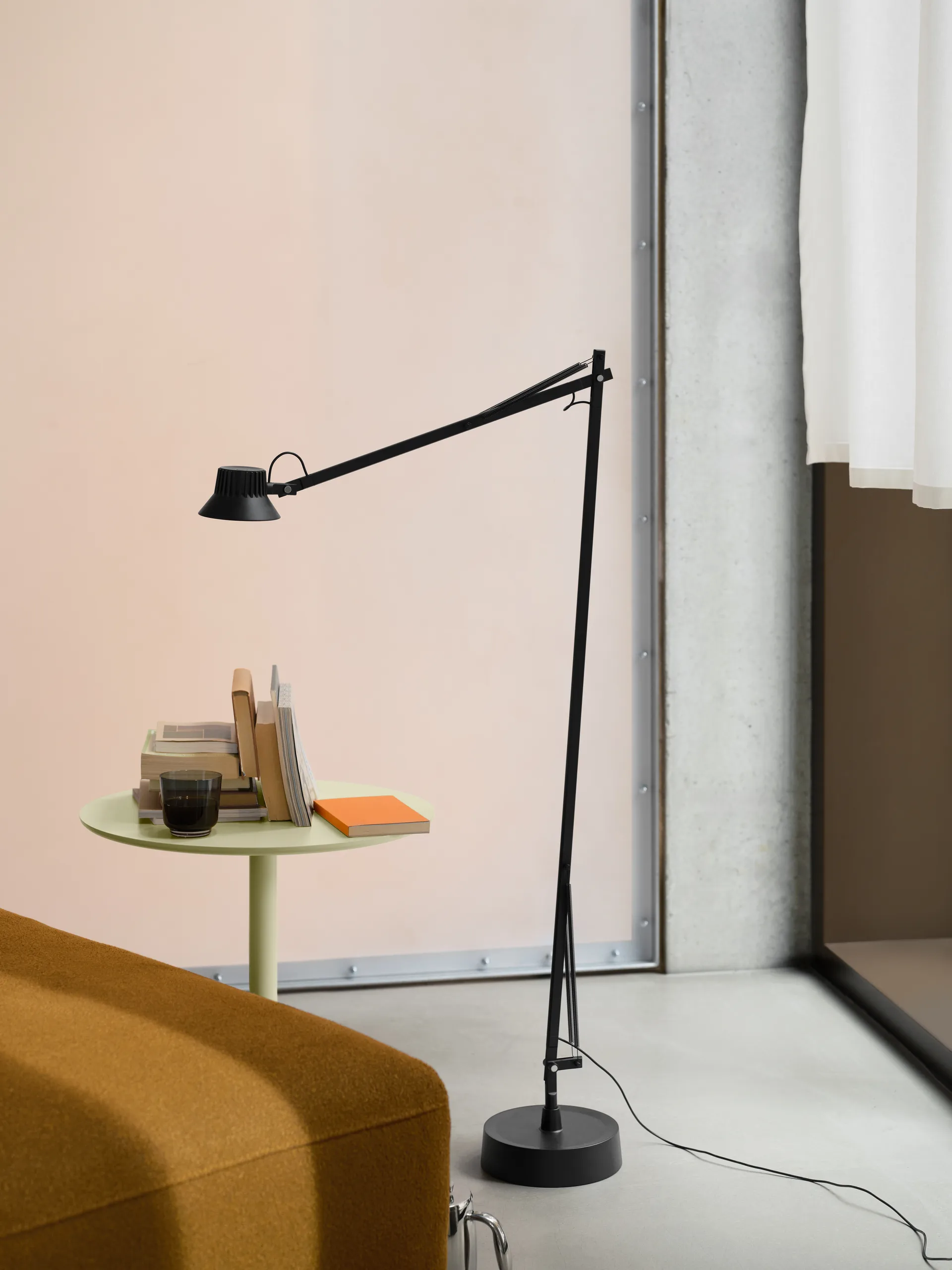 Dedicate floor lamp, Black, 112 cm Muuto