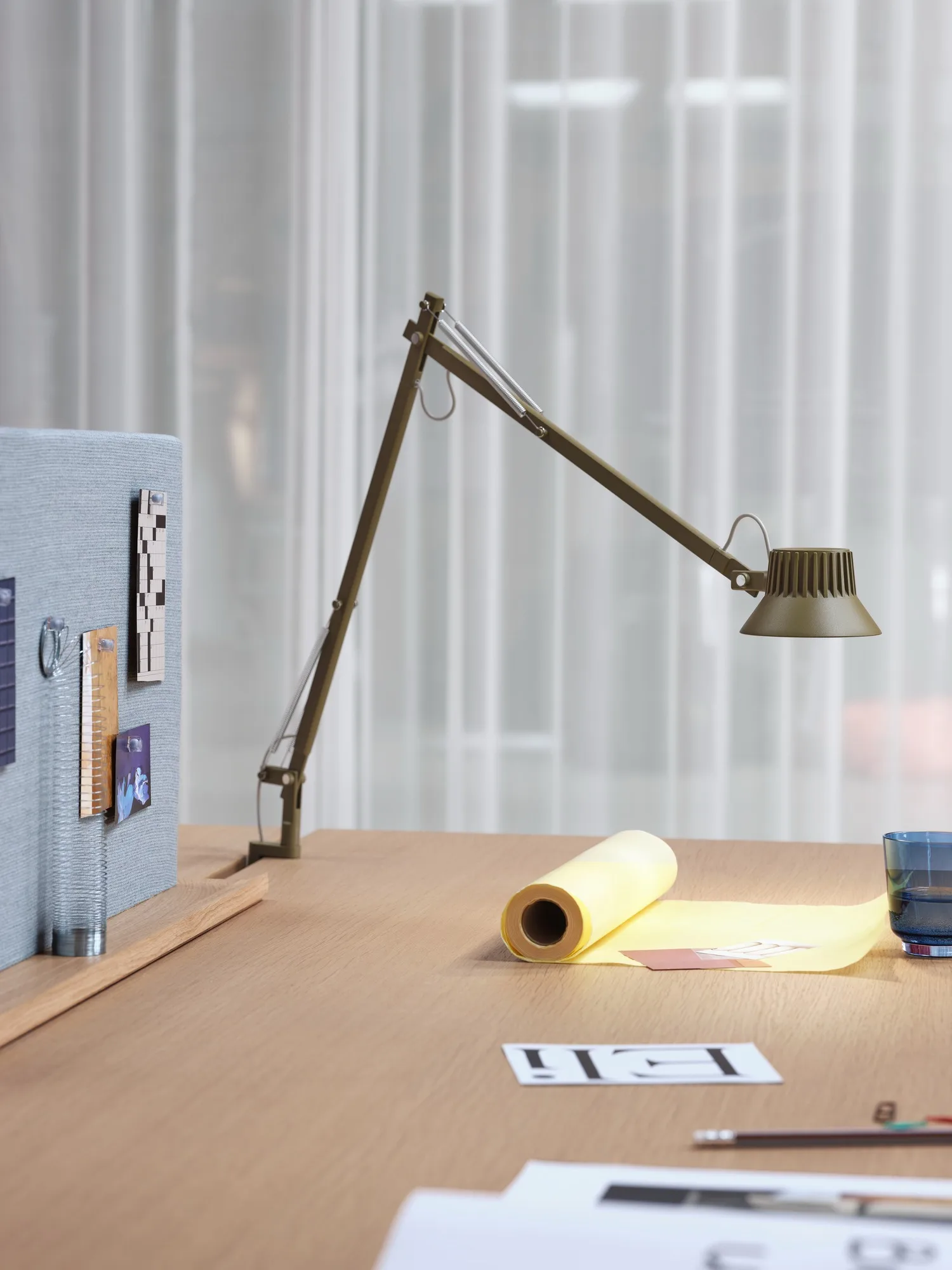 Dedicate L2 table lamp with clamp, Brown Green Muuto