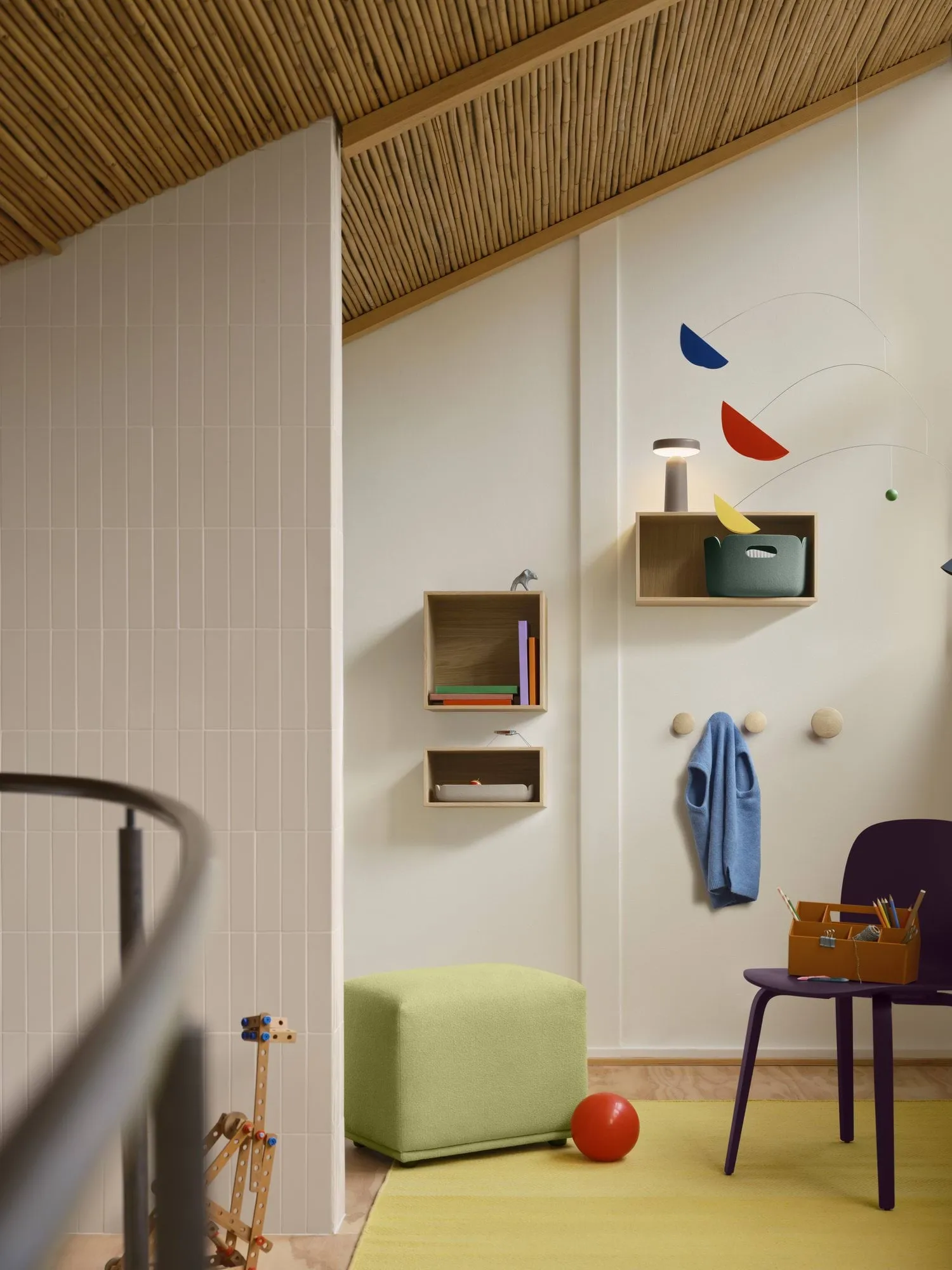 Dots Wood coat hook, Light olive, Ø13 cm Muuto