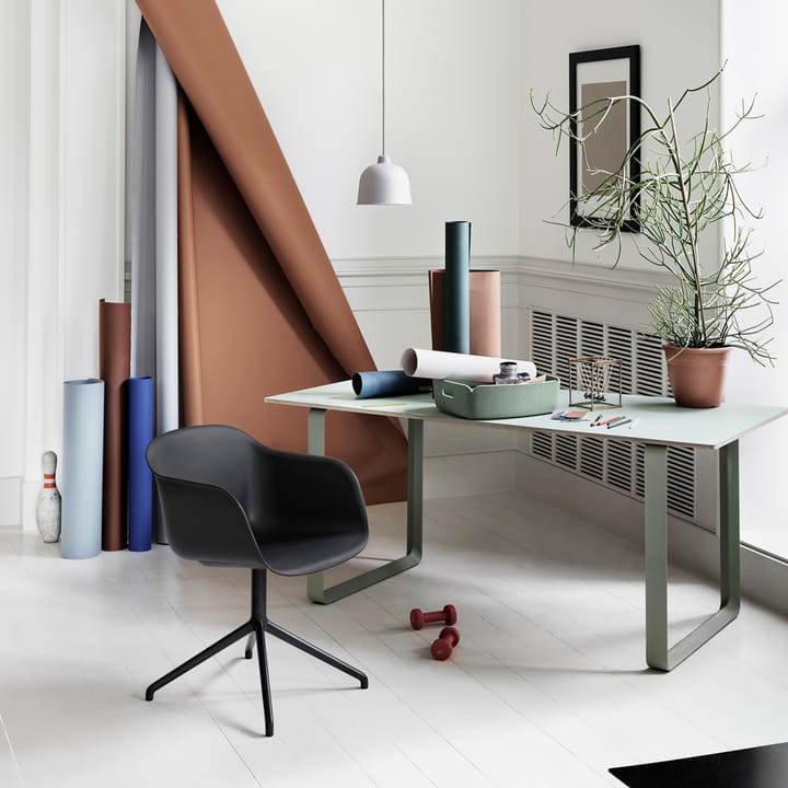 Fiber armchair office chair swivel base with return - Cognac leather-black base - Muuto
