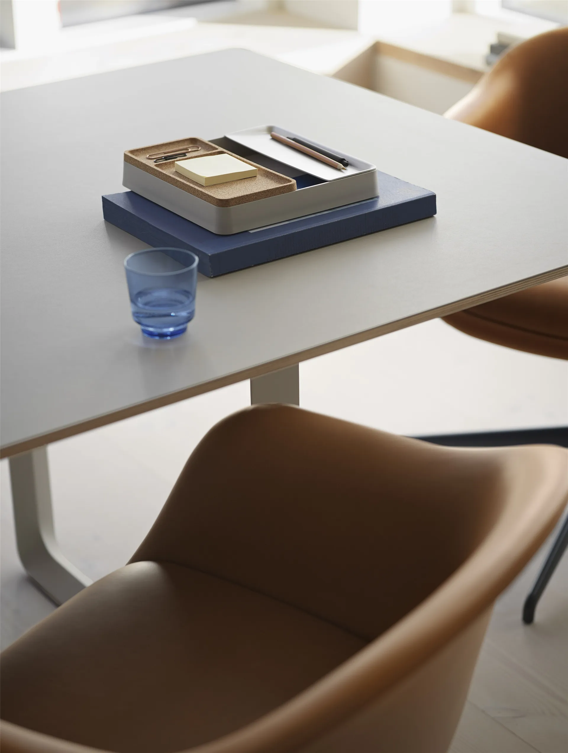 Fiber Conference Armchair with wooden legs, Refine leather cognac-oak Muuto