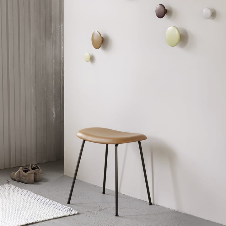 Fiber stool - Leather black, wooden legs - Muuto