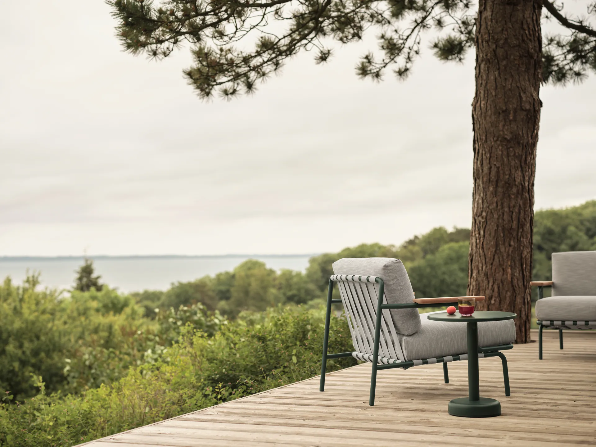 Linear Steel coffee table, Dark green, Ø42x47 cm Muuto