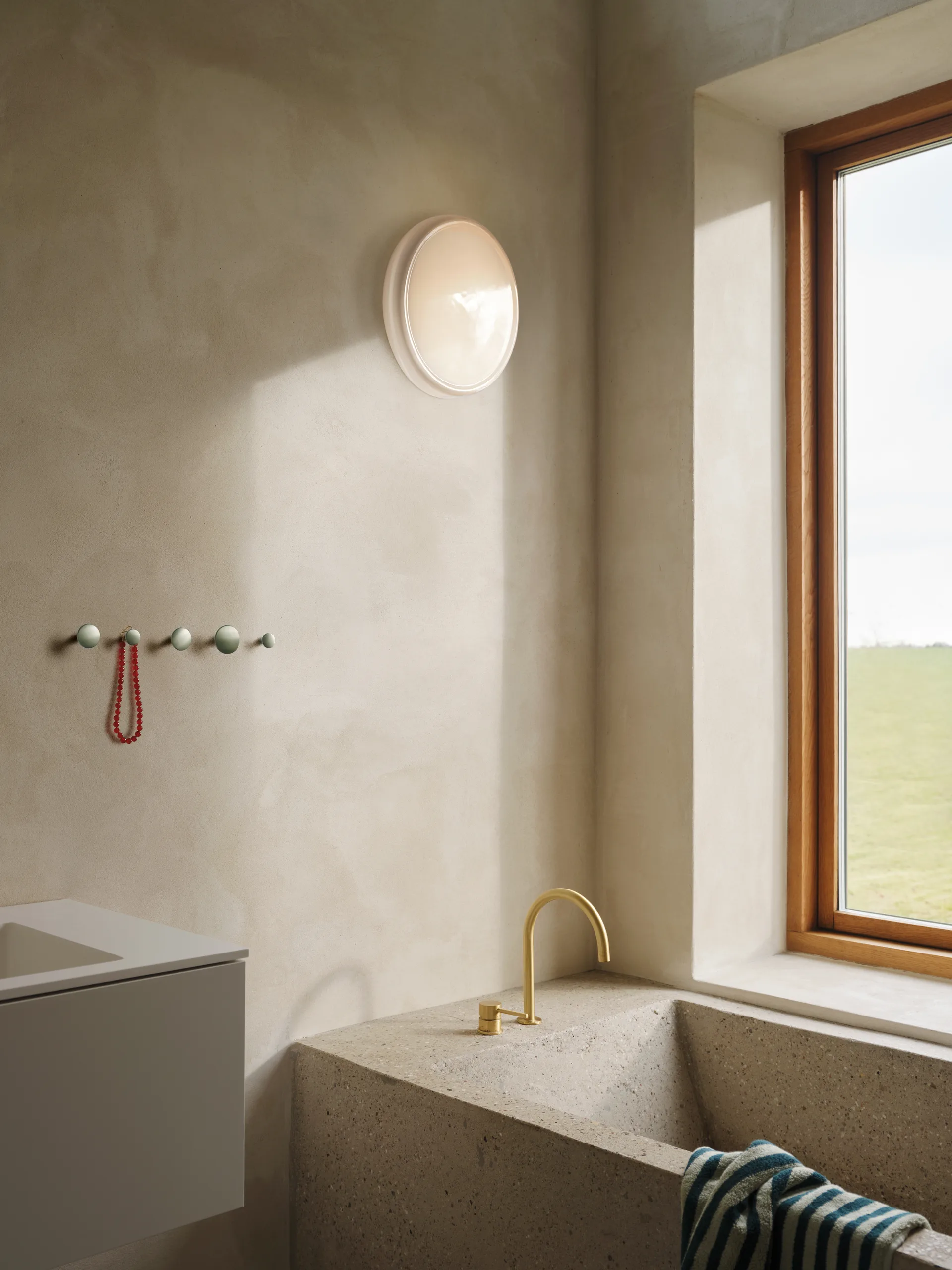 Looped ceiling light IP44, White Muuto