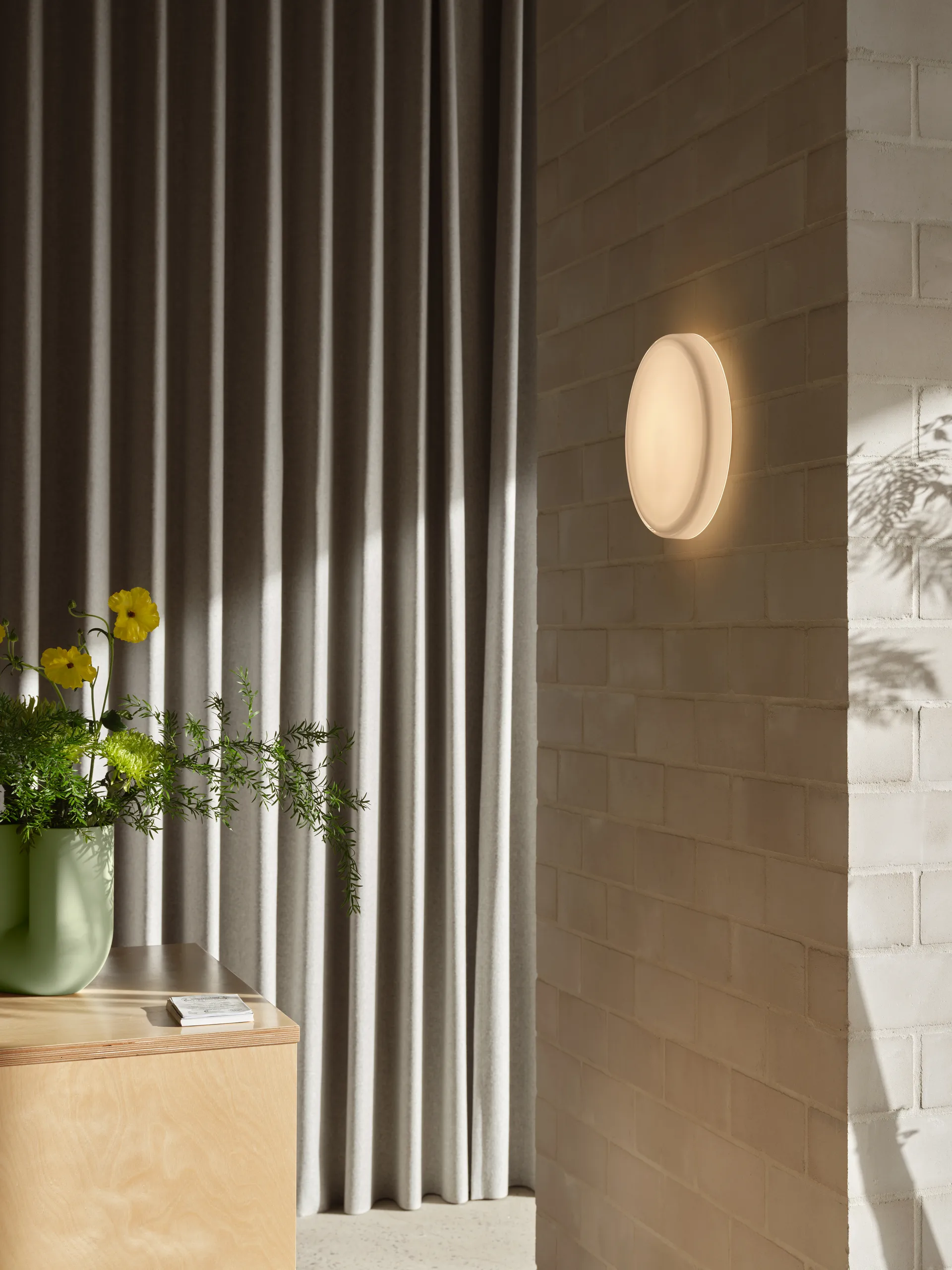 Looped ceiling light IP44, White Muuto