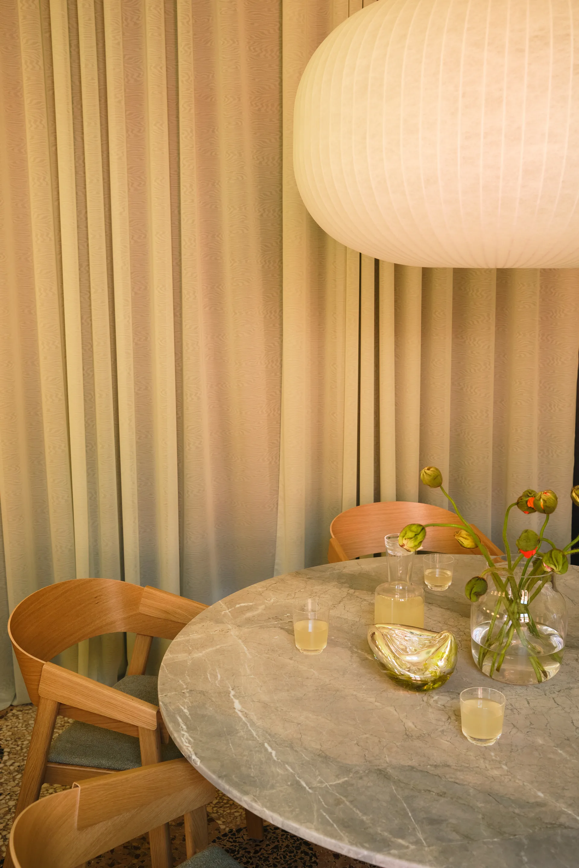 Midst pedestal table Ø140 cm, Grey marble-grey Muuto