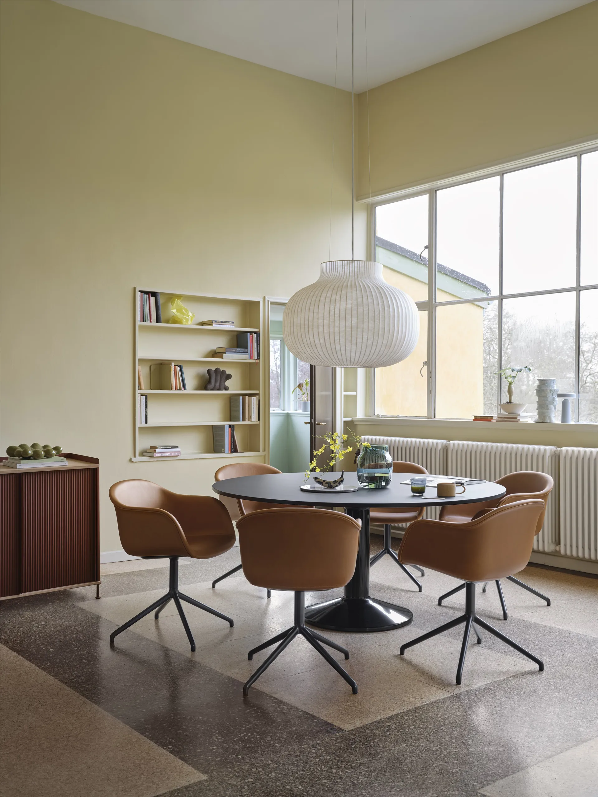 Midst pedestal table Ø160 cm, Black Linoleum-Black Muuto