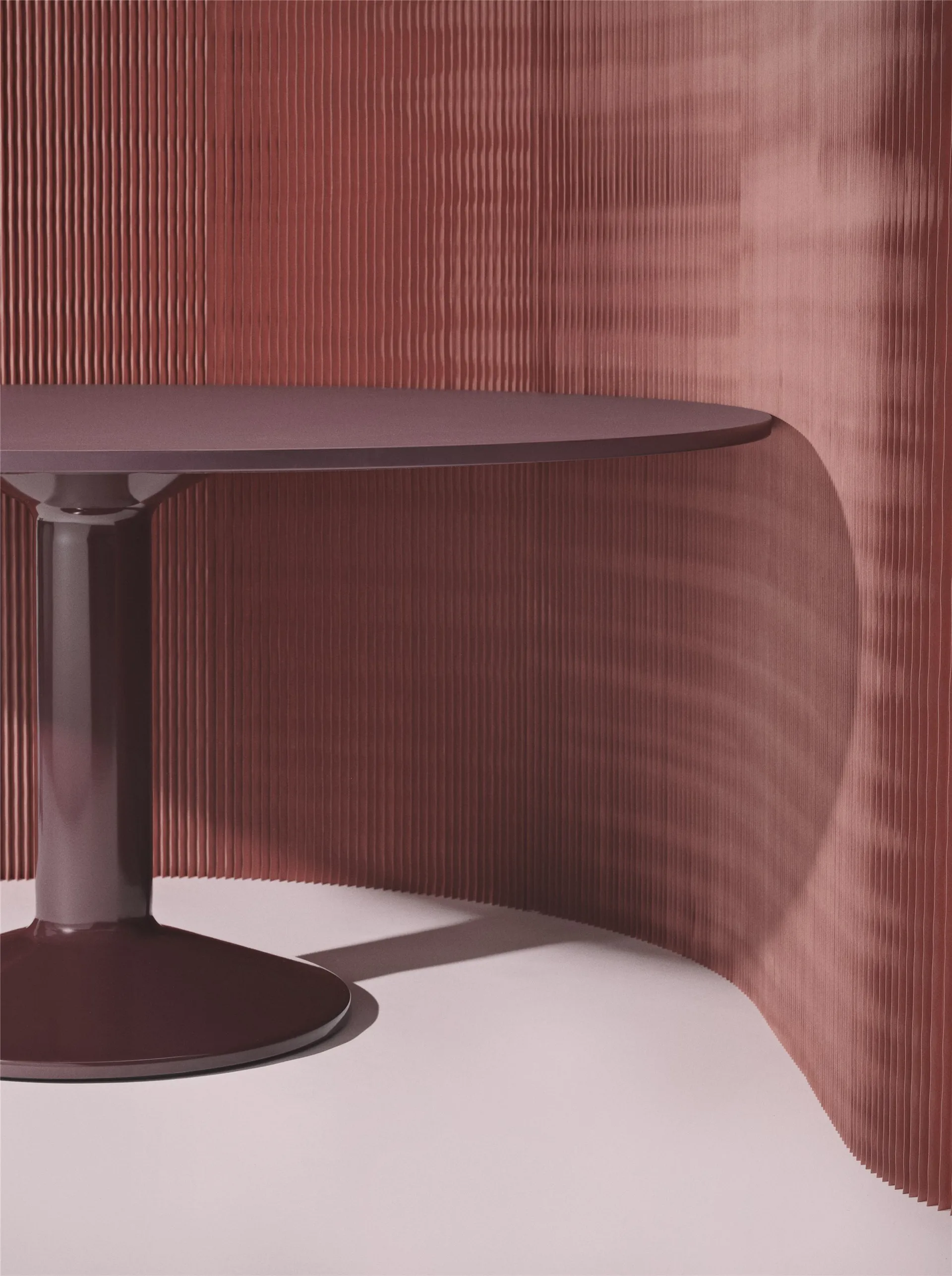 Midst pedestal table Ø160 cm, Dark Red Linoleum-Dark Red Muuto