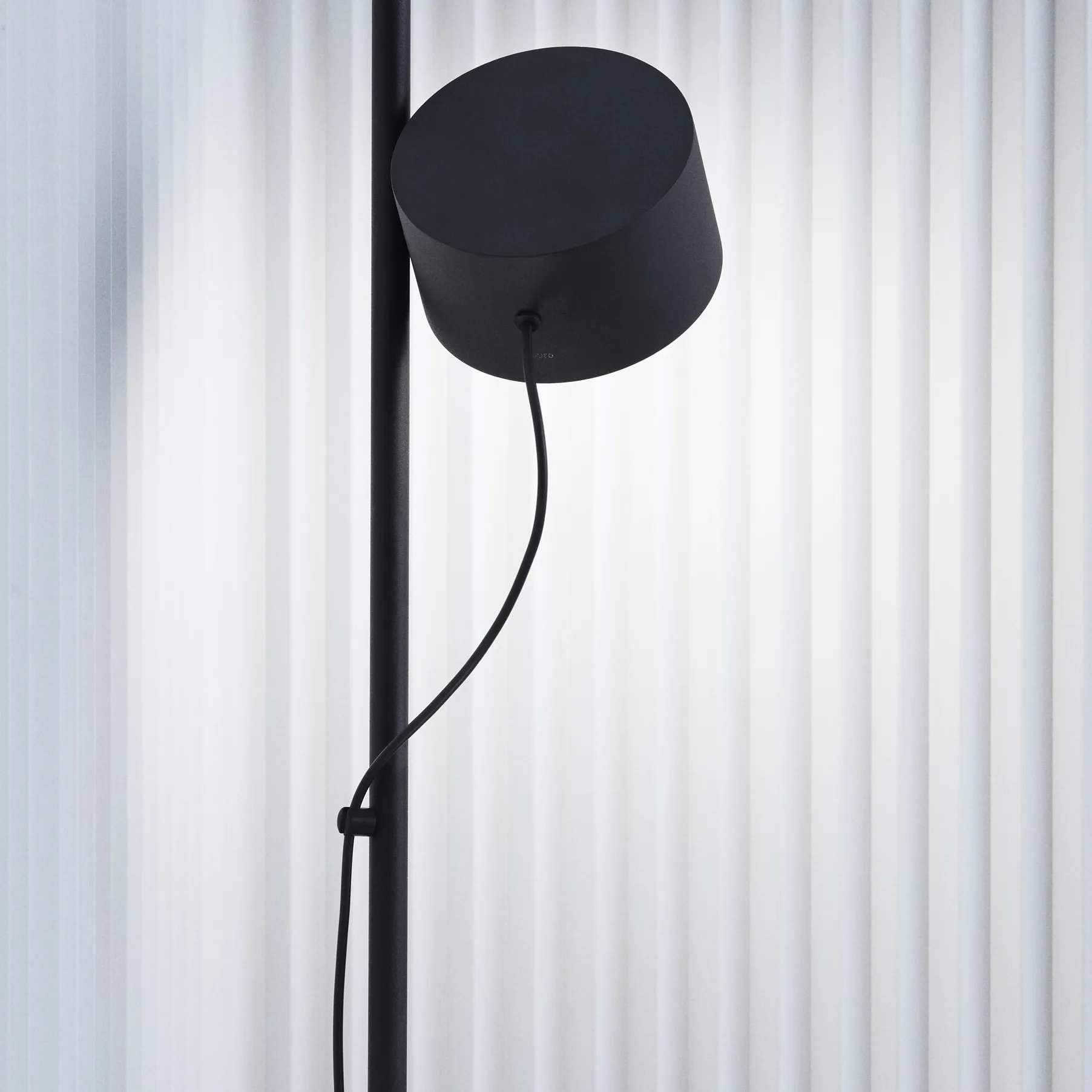 Post magnetic cord bracket for floor lamp, black Muuto