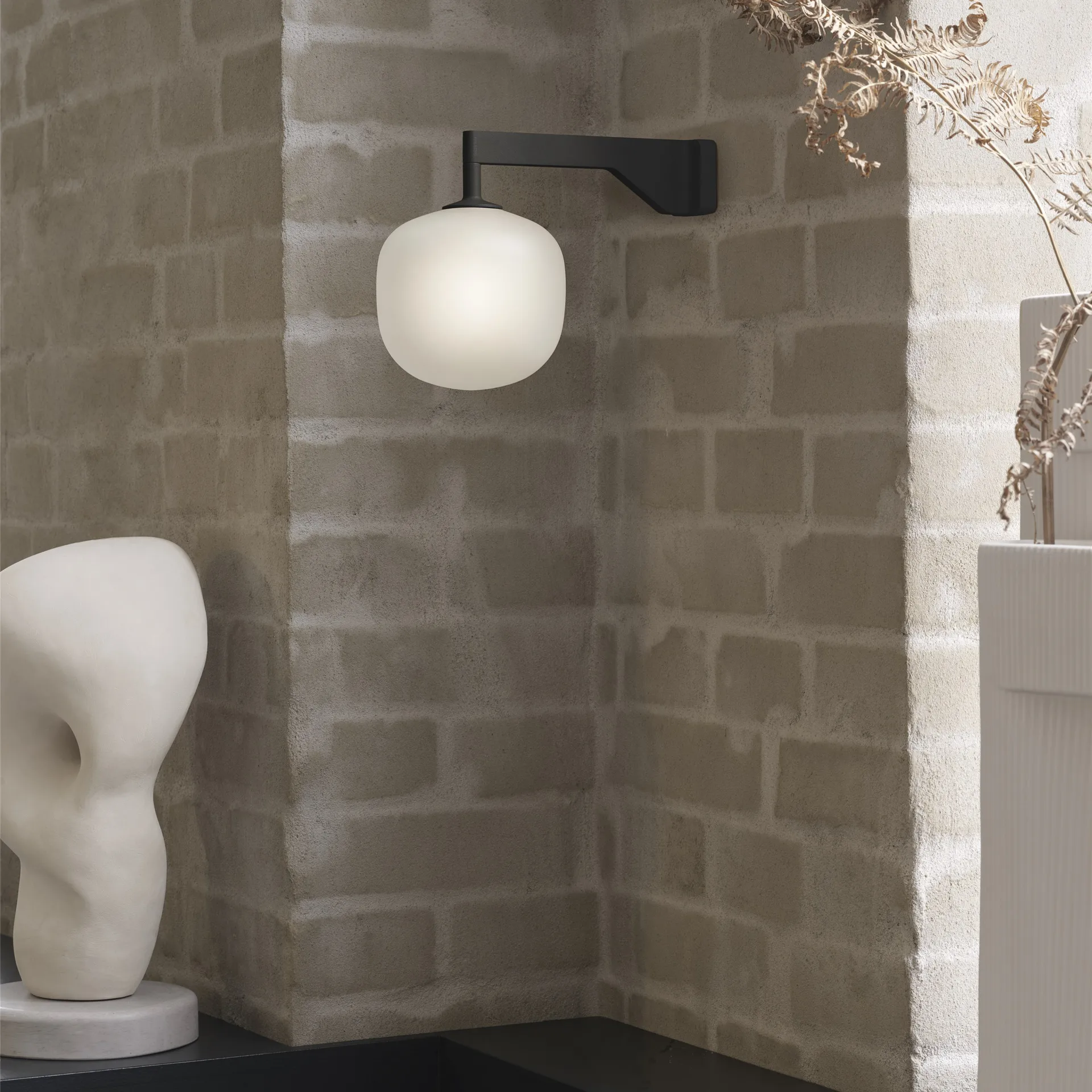 Rime wall lamp, Black Muuto
