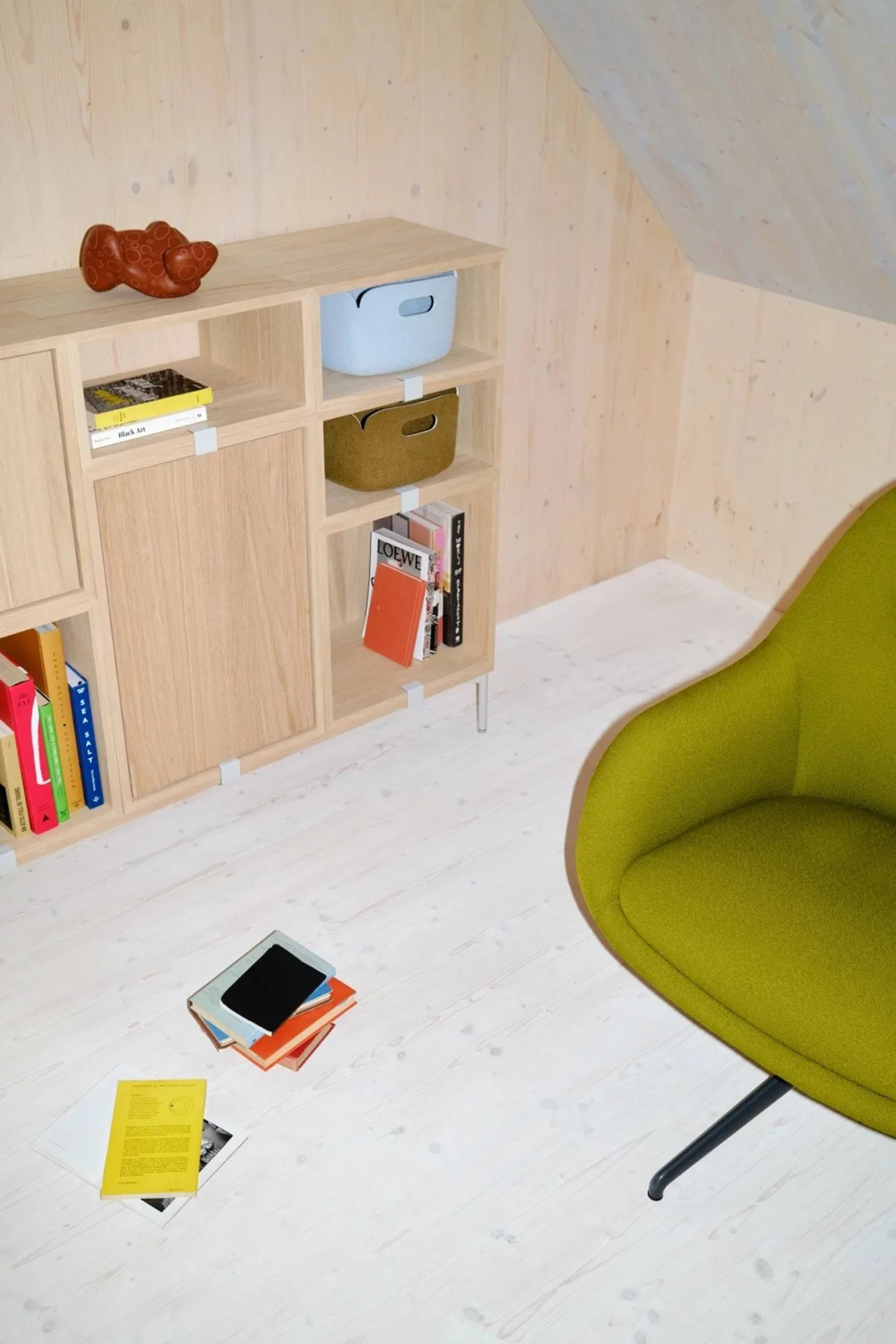 Stacked 2.0 shelving with back plate, small, oak Muuto