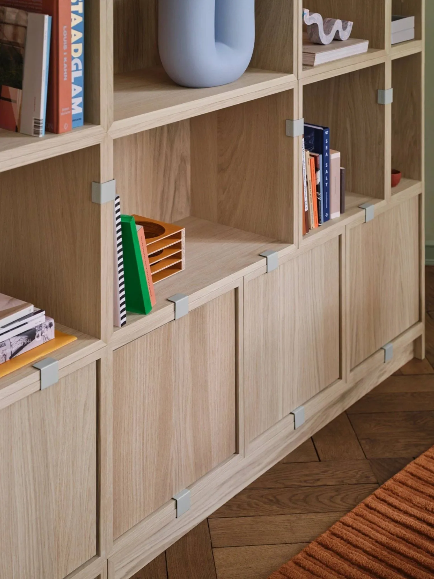 Stacked 2.0 shelving with back plate, small, oak Muuto