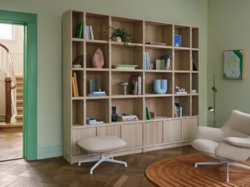 Stacked 2.0 shelving with back plate, small - oak - Muuto
