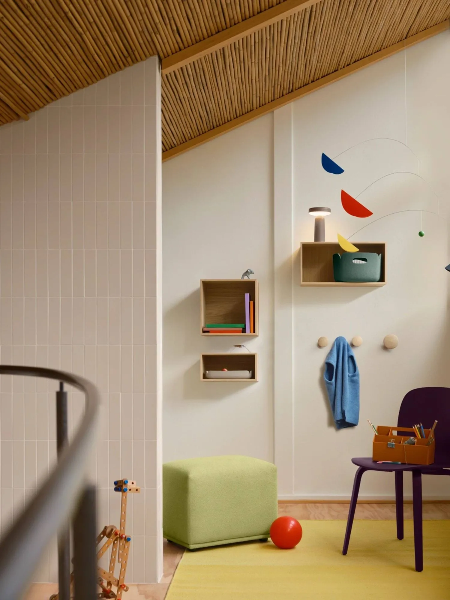 The Dots clothes hook oak, Ø9 cm Muuto