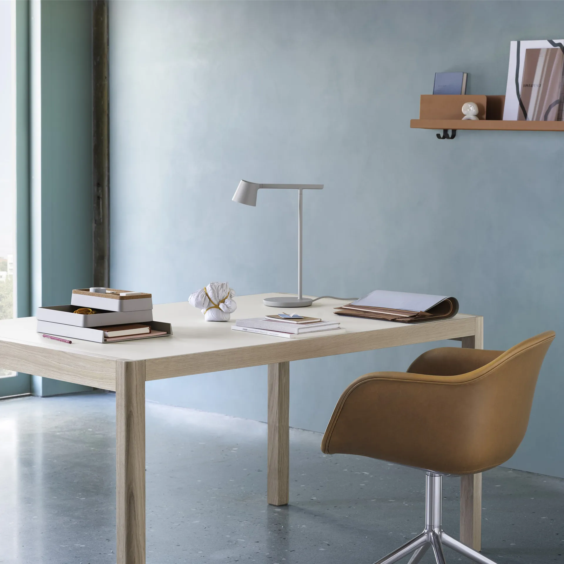 Tip table lamp, grey Muuto