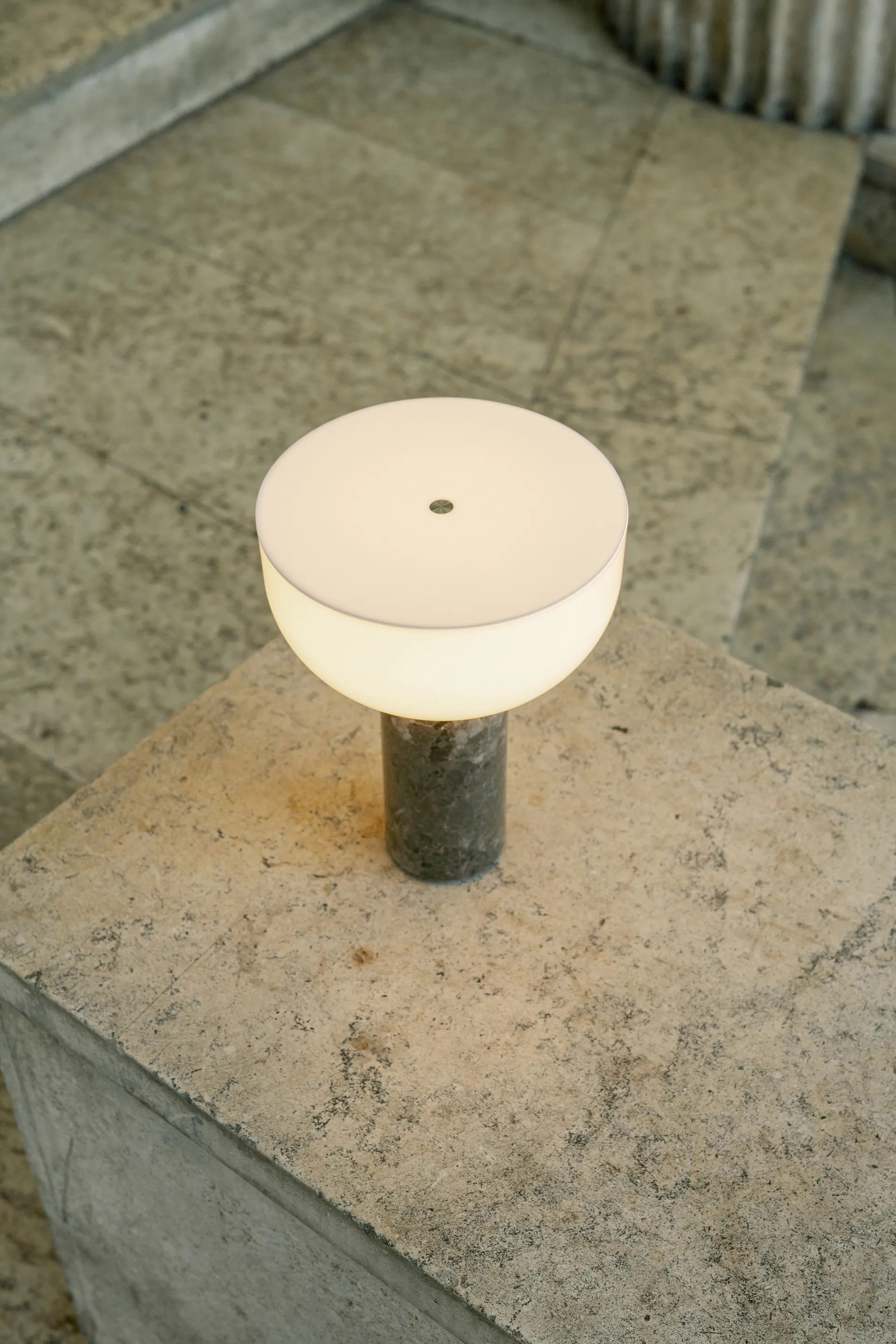 Kizu portable table lamp, Gris du marais New Works