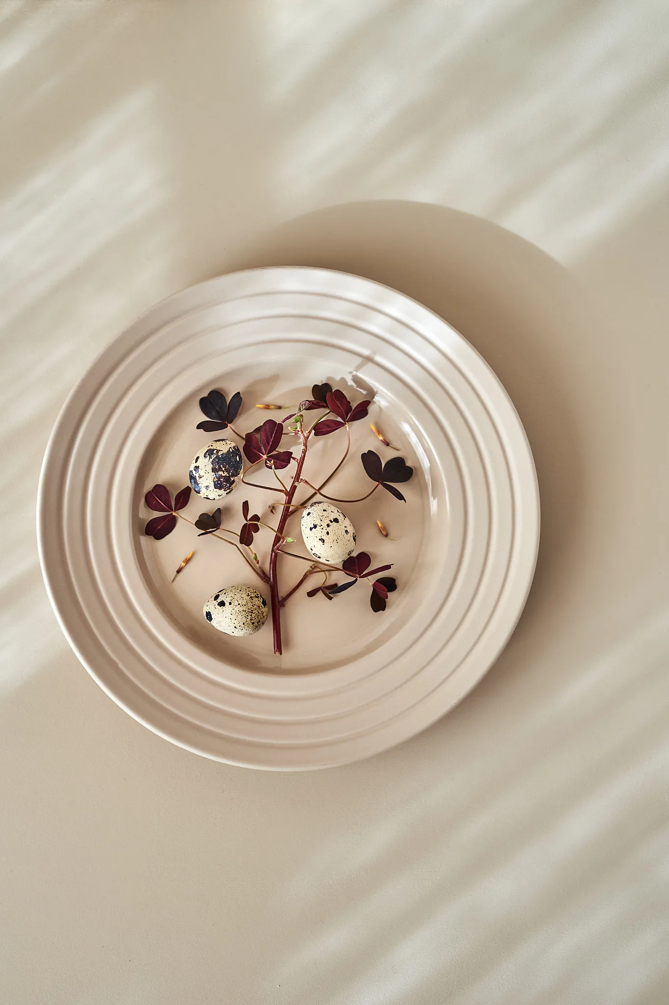 Lines plate Ø27 cm, beige NJRD