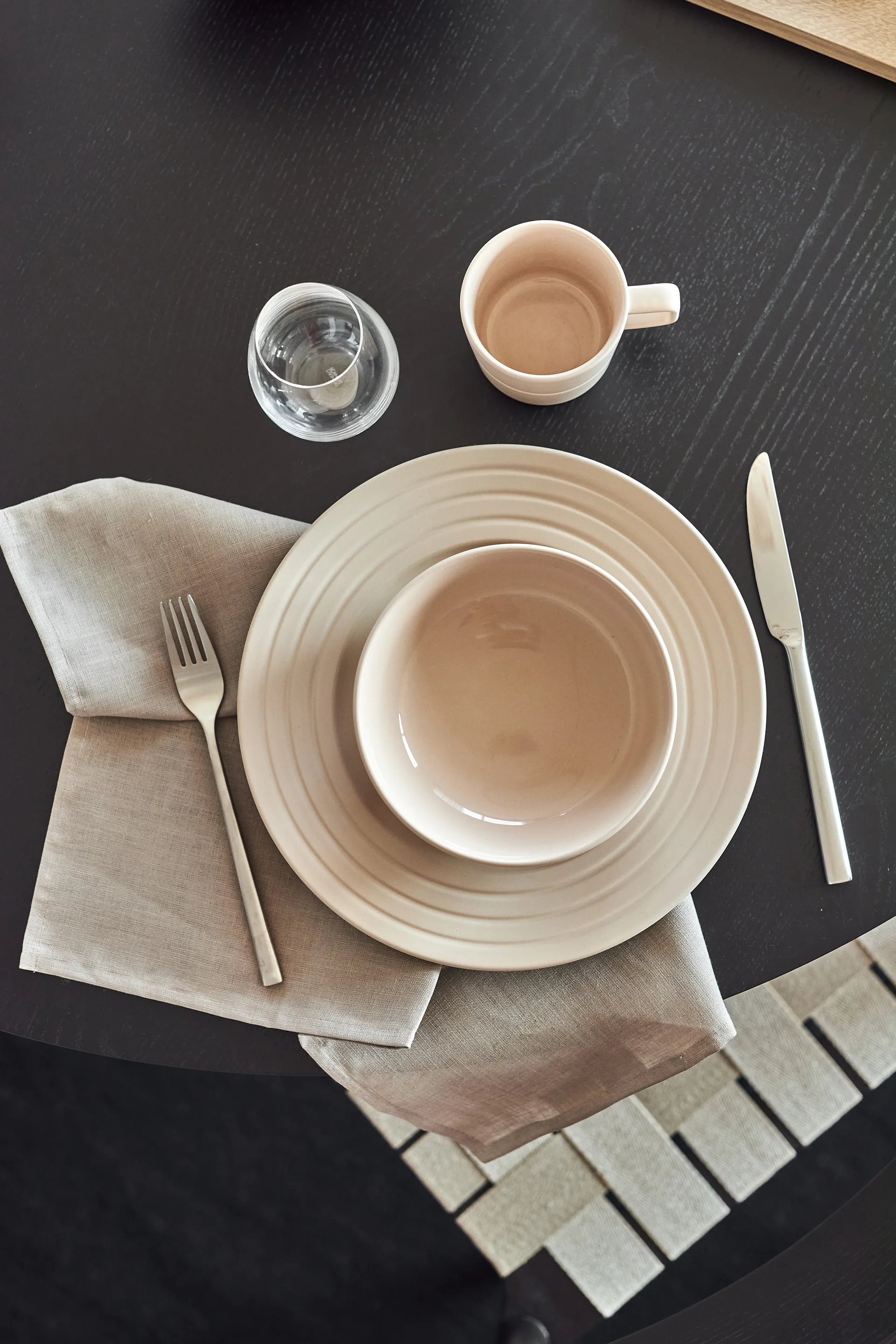 Lines plate Ø27 cm, beige NJRD