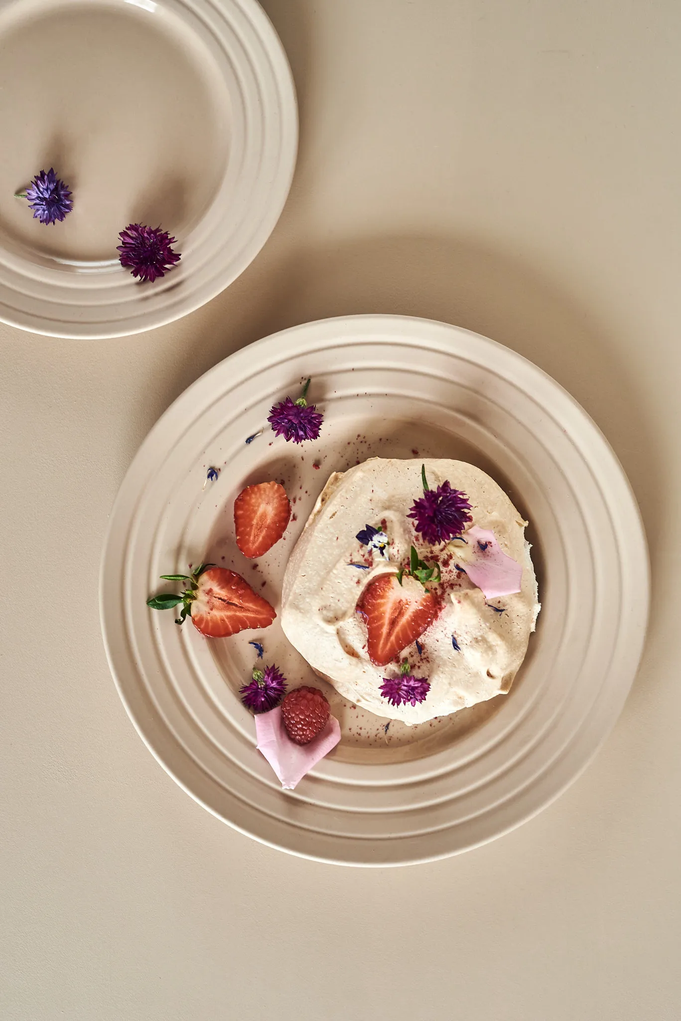 Lines plate Ø27 cm, beige NJRD