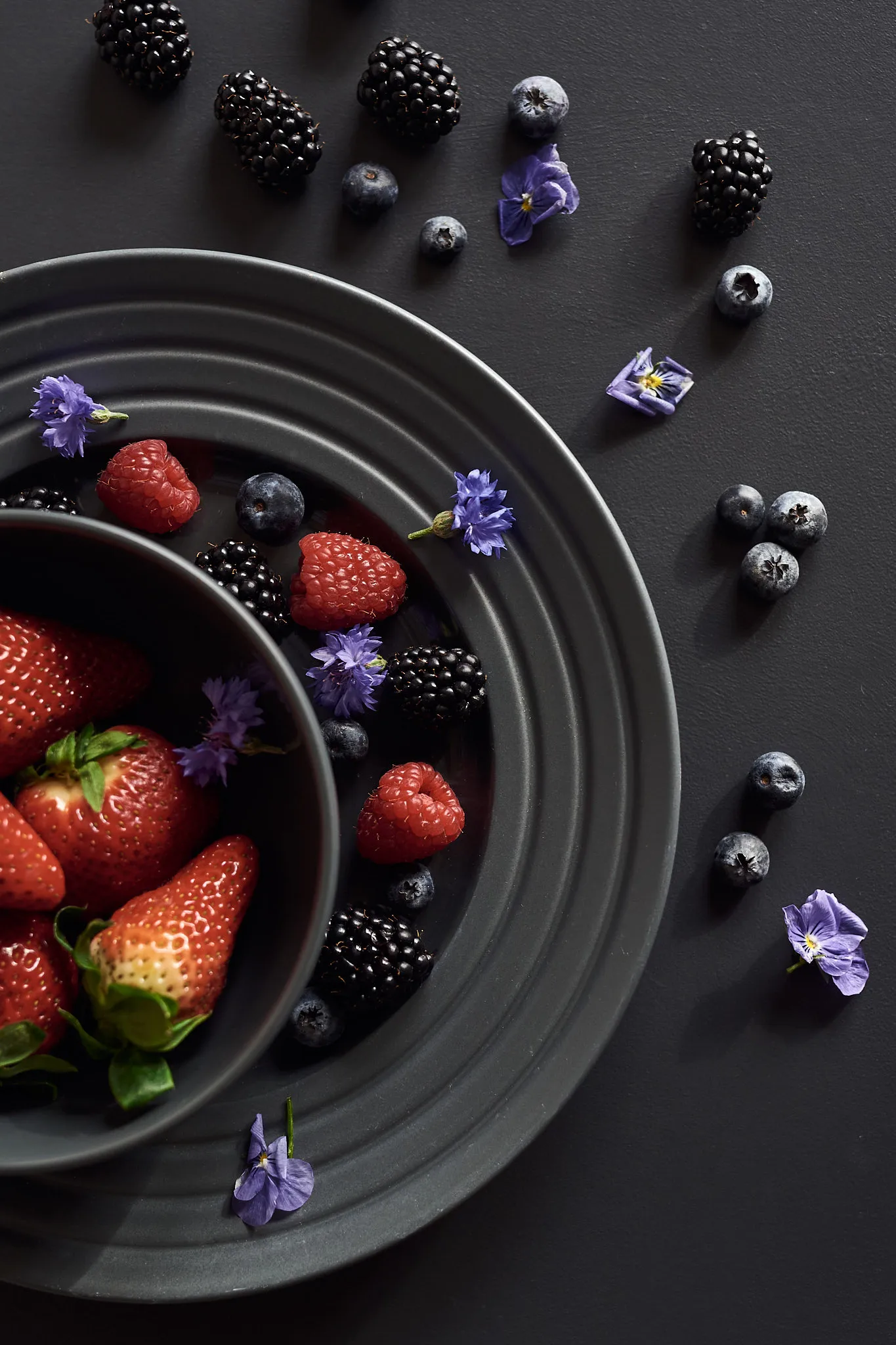 Lines plate Ø27 cm, dark grey NJRD