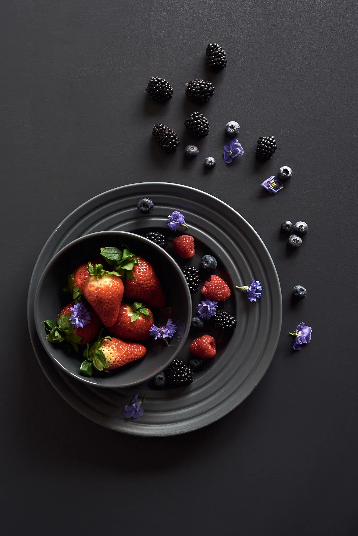 Lines plate Ø27 cm, dark grey NJRD