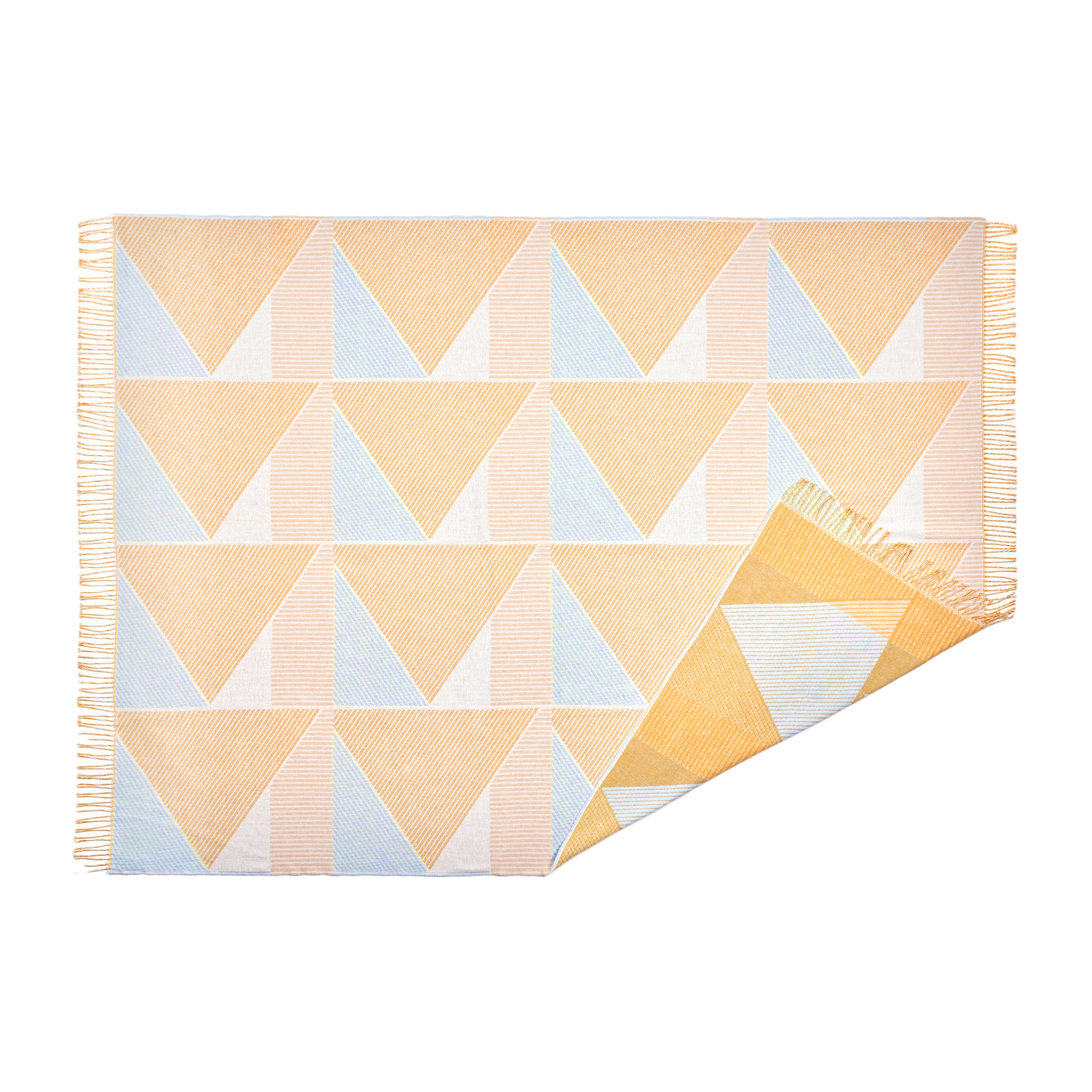 Musta Tamma throw 130x180 cm from Marimekko - NordicNest.com Musta Tamma throw 130x180 cm from Marimekko - NordicNest.com