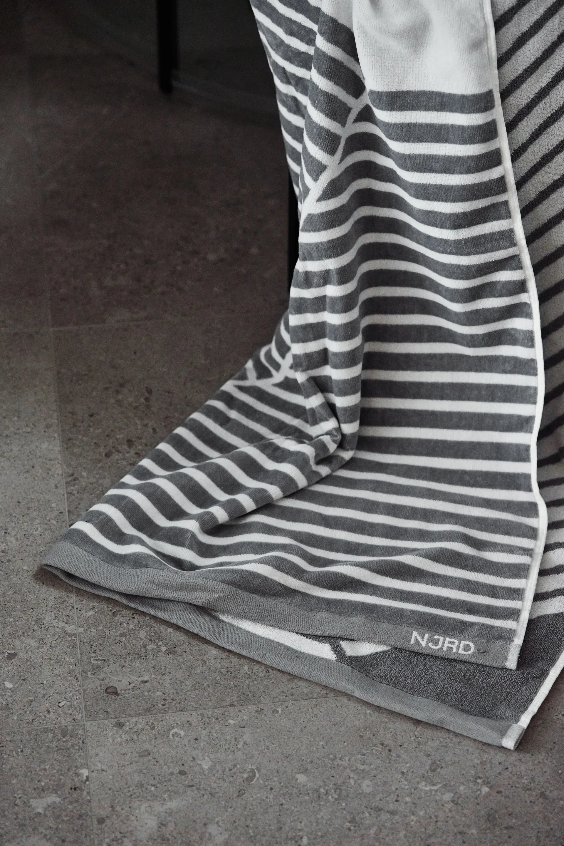 Stripes bath towel 100x150 cm, Grey NJRD