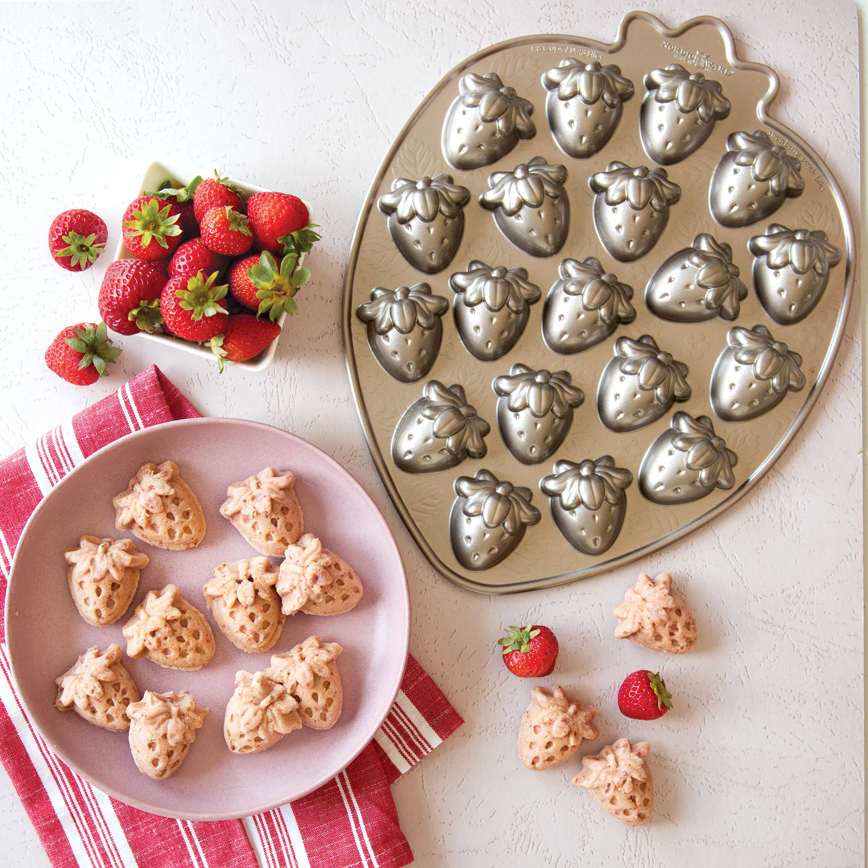 ★ノルディックウェア ストロベリーパン 新品 NORDIC WARE 573288-01_40_EnvironmentImage-