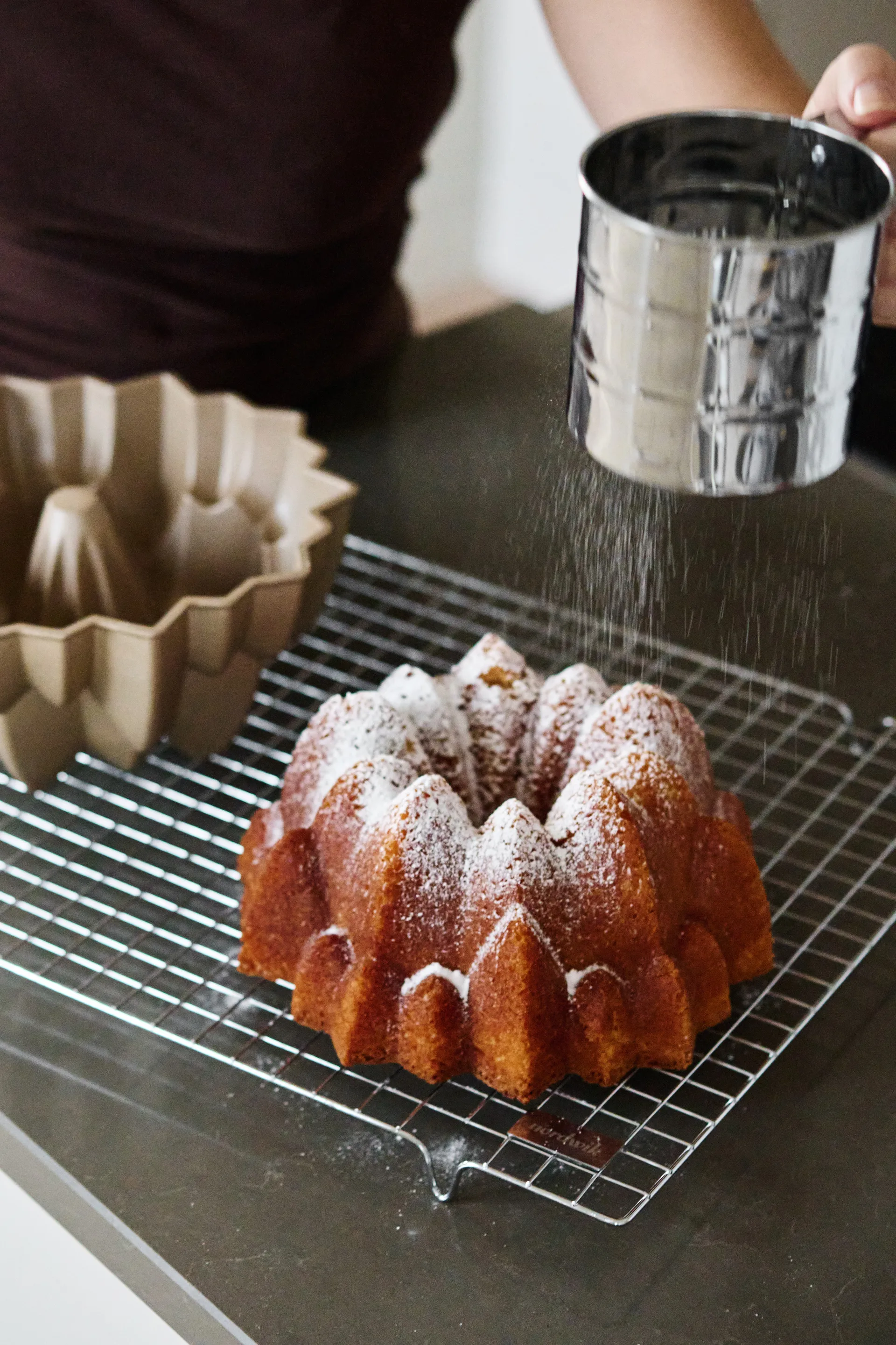 Nordwik Poppy sponge cake pan, Gold Nordwik