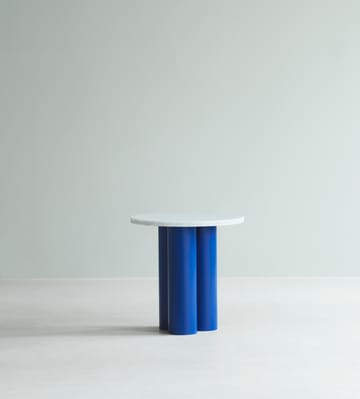 Dit side table Ø40 cm - White Carrara-bright blue - Normann Copenhagen