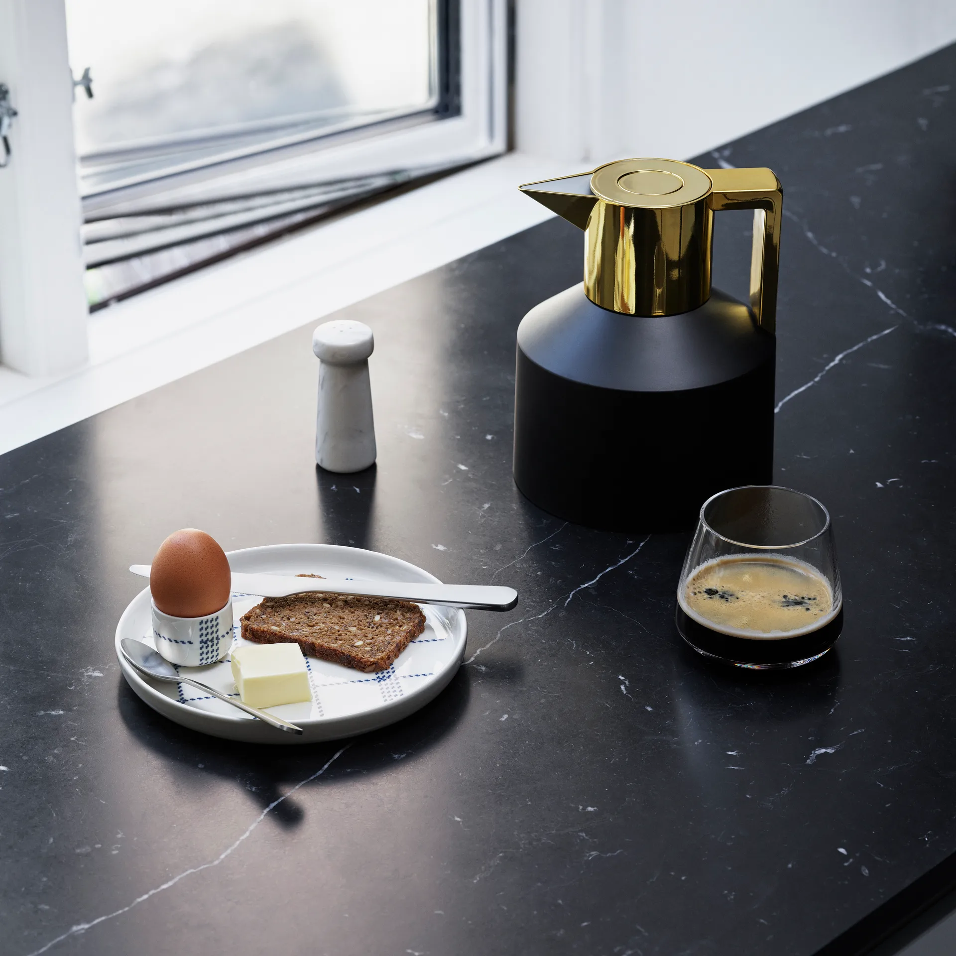 Geo vacuum jug, Black-gold Normann Copenhagen