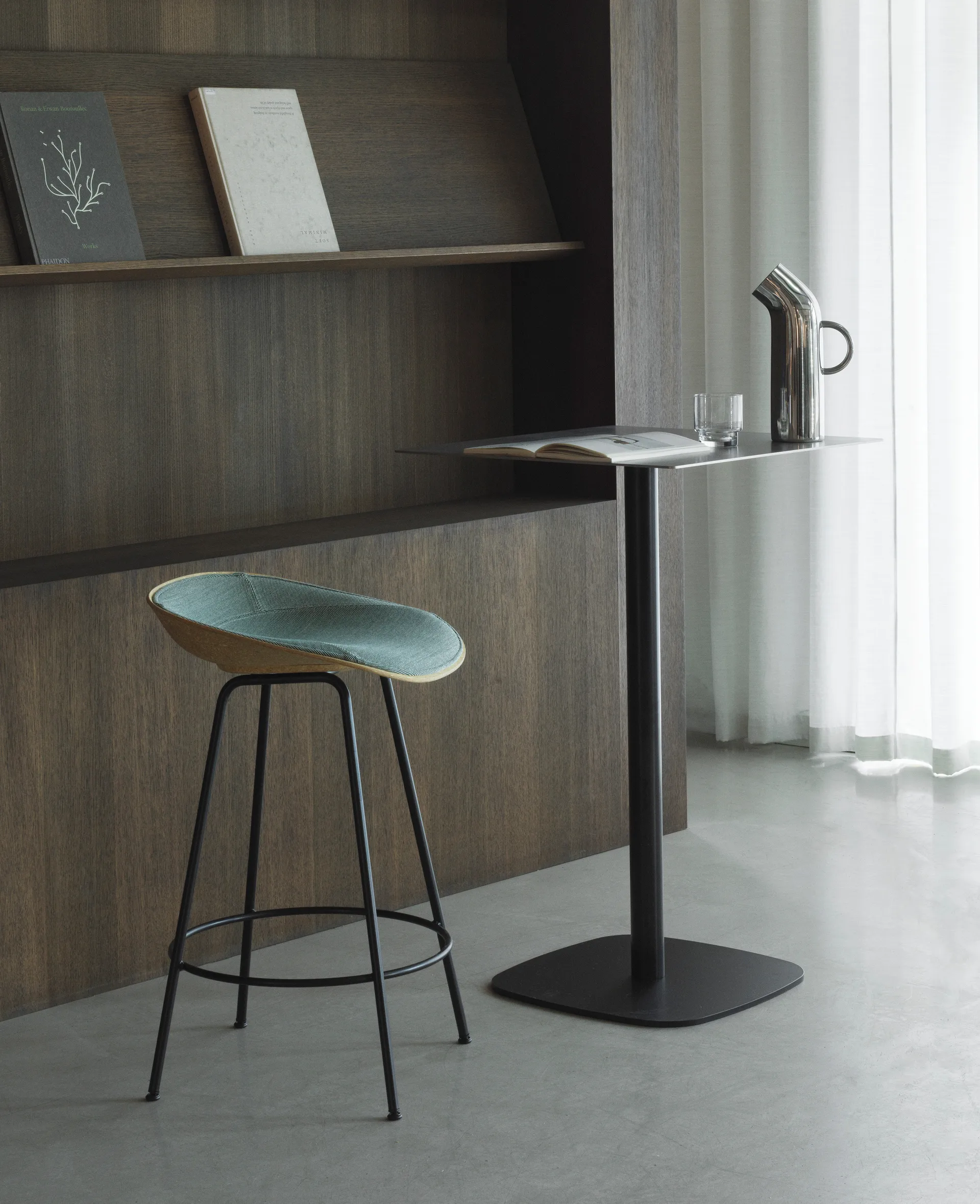 Mat Barstool 65 cm, Seaweed-black steel Normann Copenhagen